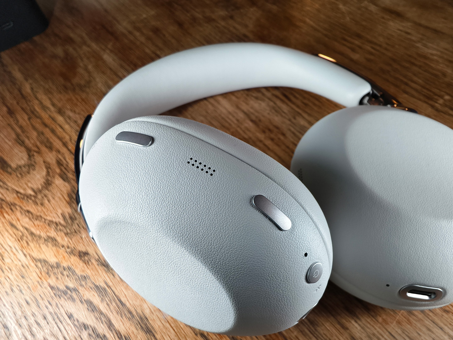 適逢 1000X 系列十週年，Sony 推出全新頭戴式耳機 WH-1000X The Collexion，把系列一直以來最受關注的降噪、音質與佩戴舒適度，進一步包裝成更具高級感的設計。這次新作的焦點，已不再只是單純追求規格升級，而是明顯將耳機帶向更時尚、更講究工藝的方向，令它不只是聽歌工具，亦更像一件隨身配飾。