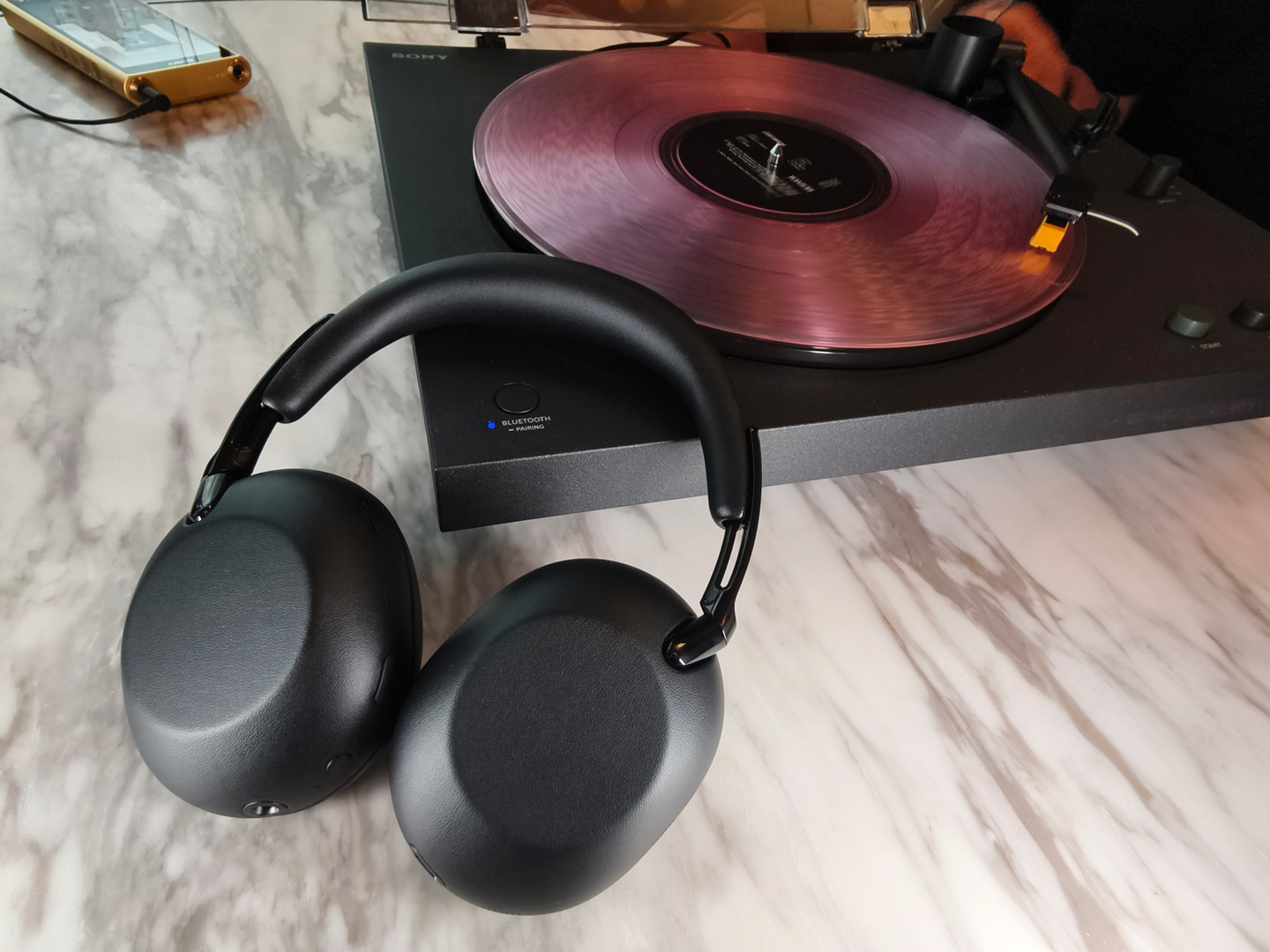 適逢 1000X 系列十週年，Sony 推出全新頭戴式耳機 WH-1000X The Collexion，把系列一直以來最受關注的降噪、音質與佩戴舒適度，進一步包裝成更具高級感的設計。這次新作的焦點，已不再只是單純追求規格升級，而是明顯將耳機帶向更時尚、更講究工藝的方向，令它不只是聽歌工具，亦更像一件隨身配飾。