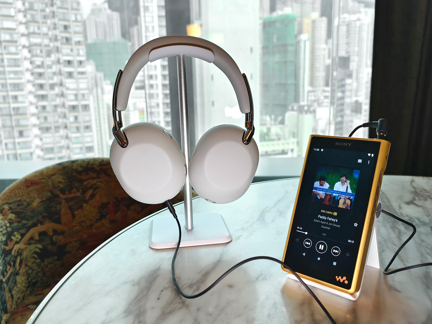適逢 1000X 系列十週年，Sony 推出全新頭戴式耳機 WH-1000X The Collexion，把系列一直以來最受關注的降噪、音質與佩戴舒適度，進一步包裝成更具高級感的設計。這次新作的焦點，已不再只是單純追求規格升級，而是明顯將耳機帶向更時尚、更講究工藝的方向，令它不只是聽歌工具，亦更像一件隨身配飾。