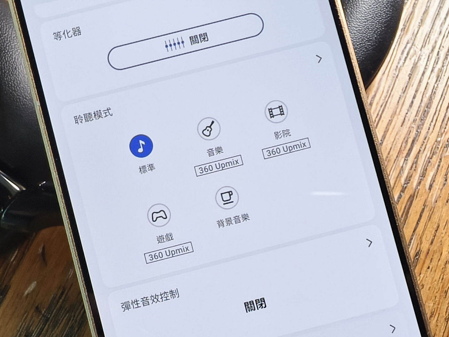 適逢 1000X 系列十週年，Sony 推出全新頭戴式耳機 WH-1000X The Collexion，把系列一直以來最受關注的降噪、音質與佩戴舒適度，進一步包裝成更具高級感的設計。這次新作的焦點，已不再只是單純追求規格升級，而是明顯將耳機帶向更時尚、更講究工藝的方向，令它不只是聽歌工具，亦更像一件隨身配飾。