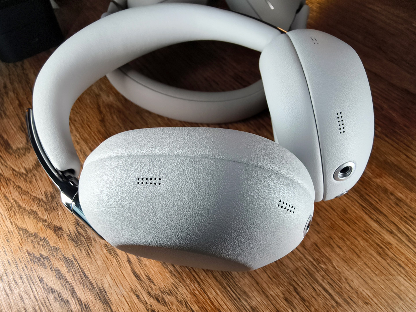 適逢 1000X 系列十週年，Sony 推出全新頭戴式耳機 WH-1000X The Collexion，把系列一直以來最受關注的降噪、音質與佩戴舒適度，進一步包裝成更具高級感的設計。這次新作的焦點，已不再只是單純追求規格升級，而是明顯將耳機帶向更時尚、更講究工藝的方向，令它不只是聽歌工具，亦更像一件隨身配飾。