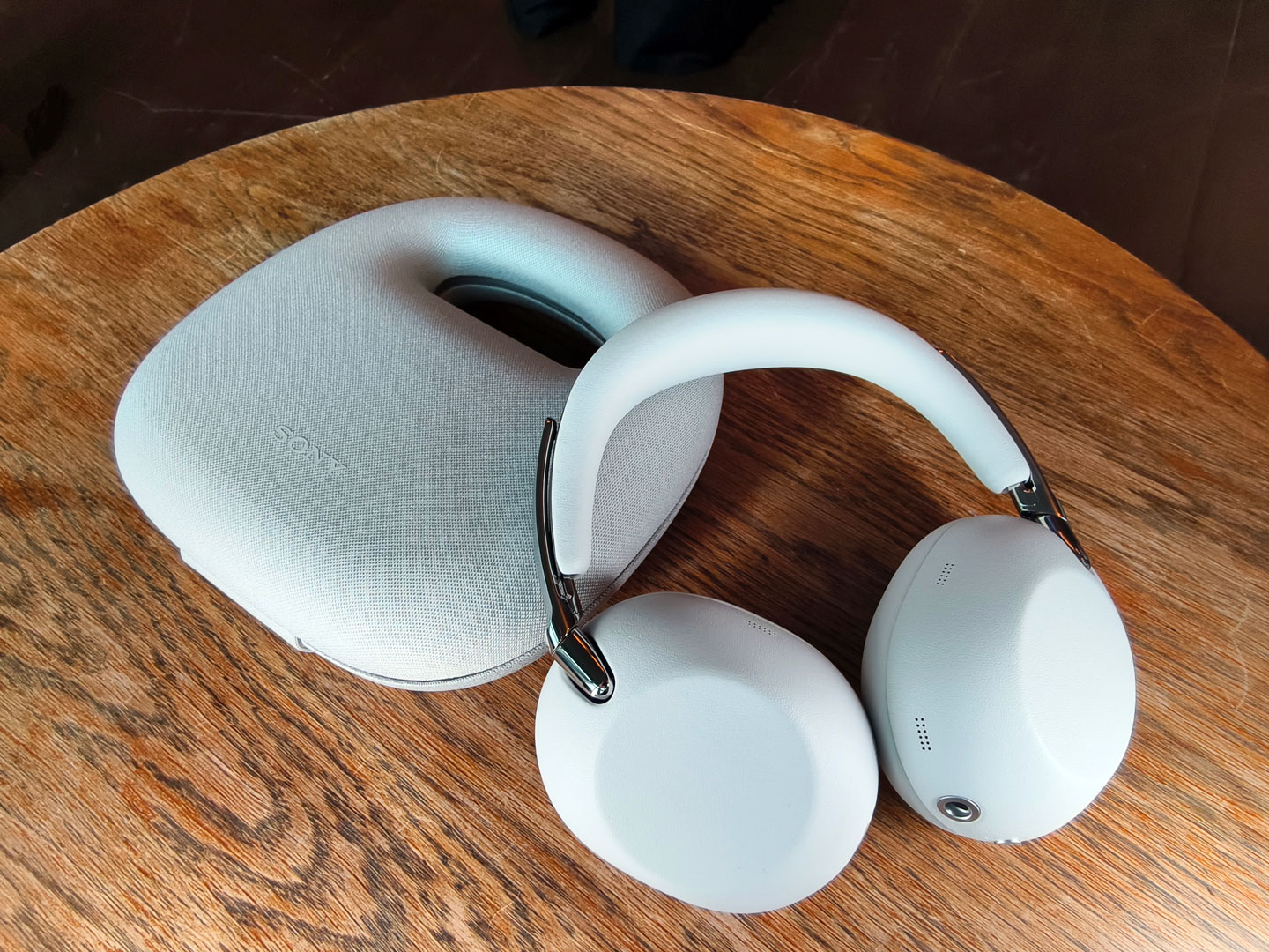 適逢 1000X 系列十週年，Sony 推出全新頭戴式耳機 WH-1000X The Collexion，把系列一直以來最受關注的降噪、音質與佩戴舒適度，進一步包裝成更具高級感的設計。這次新作的焦點，已不再只是單純追求規格升級，而是明顯將耳機帶向更時尚、更講究工藝的方向，令它不只是聽歌工具，亦更像一件隨身配飾。
