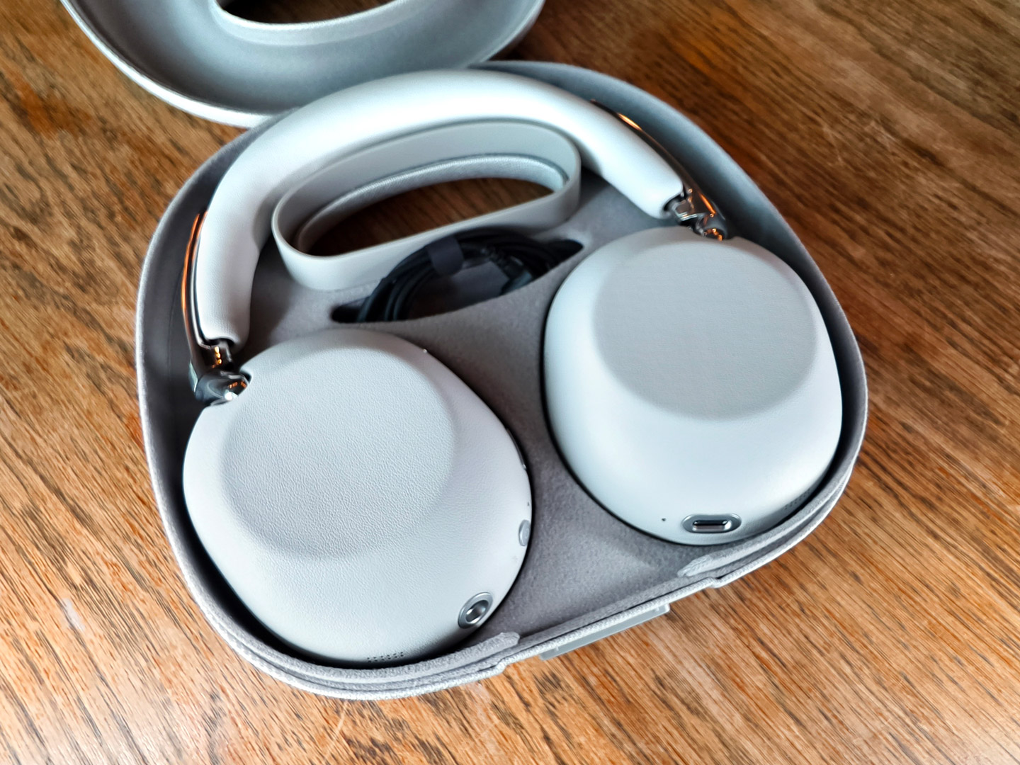 適逢 1000X 系列十週年，Sony 推出全新頭戴式耳機 WH-1000X The Collexion，把系列一直以來最受關注的降噪、音質與佩戴舒適度，進一步包裝成更具高級感的設計。這次新作的焦點，已不再只是單純追求規格升級，而是明顯將耳機帶向更時尚、更講究工藝的方向，令它不只是聽歌工具，亦更像一件隨身配飾。