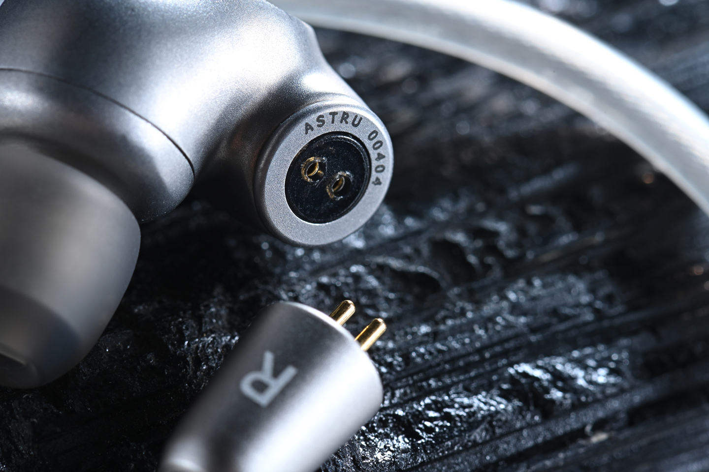 來自羅馬尼亞的 Meze Audio，一向擅長將工藝質感與聲音風格融為一體。從早年的 Rai Penta，到後來的 ADVAR 與 ALBA，品牌在設計與調音上都展現出鮮明的審美取向。最新登場的 ASTRU，並沒有刻意以單元數量或誇張規格作賣點，而是以一枚 10mm 動圈單元、純鈦金屬機身，以及細膩講究的聲學調校，勾勒出一種沉穩而有層次的聽感。
ASTRU 這個名字在羅馬尼亞語中有「星辰」之意，若從聲音取向來理解，亦相當貼切。初次接觸 ASTRU，便能感受到 Meze Audio 想傳達的方向，它有一種偏成熟的氣質：不浮誇，但佩戴與聲音之間取得相當不錯的平衡。對於偏好人聲、流行音樂，甚至 City Pop 的用家而言，ASTRU 的聲音取向十分明確。