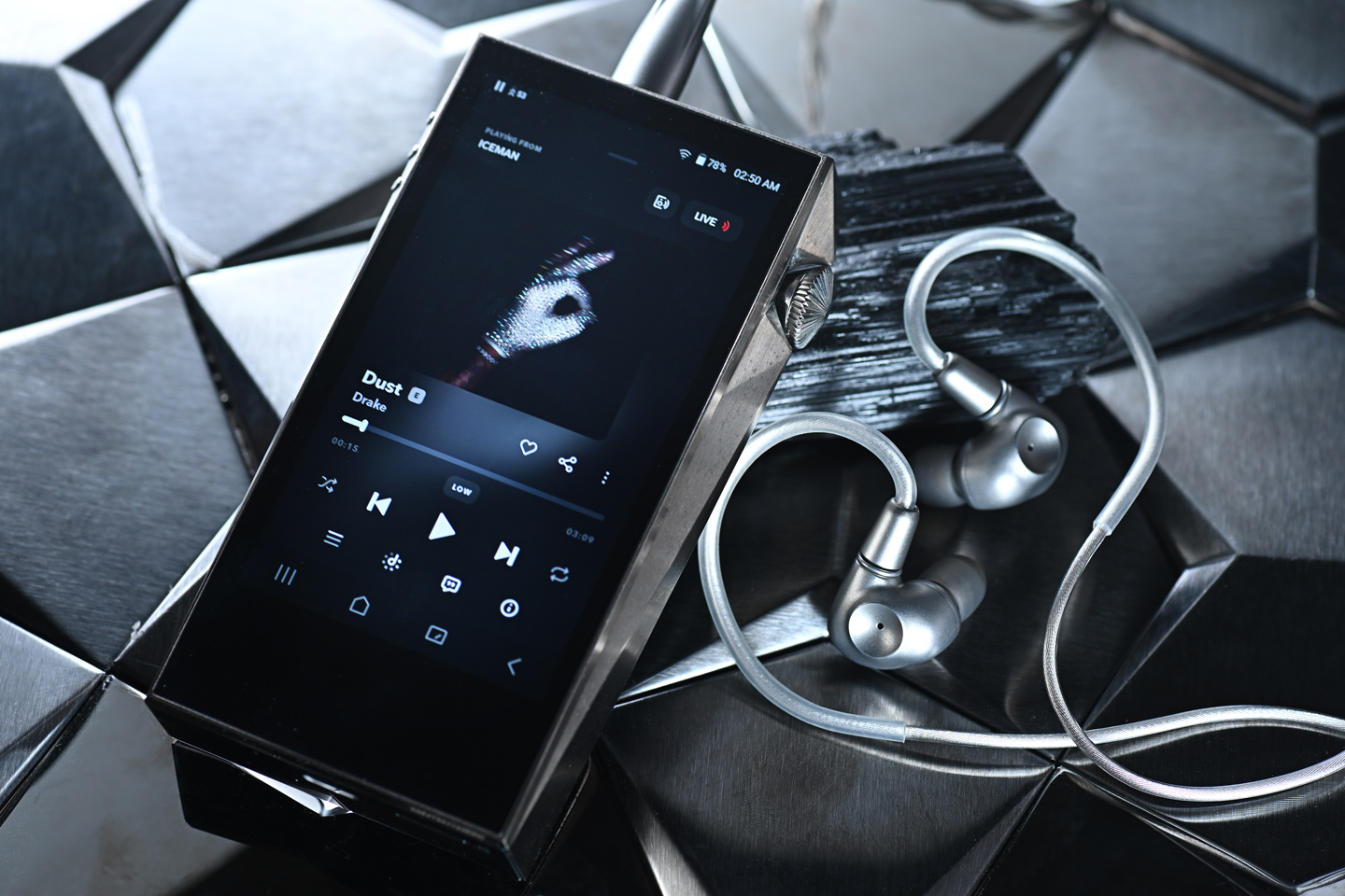 來自羅馬尼亞的 Meze Audio，一向擅長將工藝質感與聲音風格融為一體。從早年的 Rai Penta，到後來的 ADVAR 與 ALBA，品牌在設計與調音上都展現出鮮明的審美取向。最新登場的 ASTRU，並沒有刻意以單元數量或誇張規格作賣點，而是以一枚 10mm 動圈單元、純鈦金屬機身，以及細膩講究的聲學調校，勾勒出一種沉穩而有層次的聽感。
ASTRU 這個名字在羅馬尼亞語中有「星辰」之意，若從聲音取向來理解，亦相當貼切。初次接觸 ASTRU，便能感受到 Meze Audio 想傳達的方向，它有一種偏成熟的氣質：不浮誇，但佩戴與聲音之間取得相當不錯的平衡。對於偏好人聲、流行音樂，甚至 City Pop 的用家而言，ASTRU 的聲音取向十分明確。