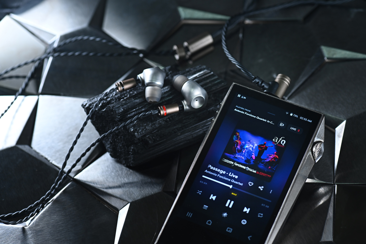 來自羅馬尼亞的 Meze Audio，一向擅長將工藝質感與聲音風格融為一體。從早年的 Rai Penta，到後來的 ADVAR 與 ALBA，品牌在設計與調音上都展現出鮮明的審美取向。最新登場的 ASTRU，並沒有刻意以單元數量或誇張規格作賣點，而是以一枚 10mm 動圈單元、純鈦金屬機身，以及細膩講究的聲學調校，勾勒出一種沉穩而有層次的聽感。
ASTRU 這個名字在羅馬尼亞語中有「星辰」之意，若從聲音取向來理解，亦相當貼切。初次接觸 ASTRU，便能感受到 Meze Audio 想傳達的方向，它有一種偏成熟的氣質：不浮誇，但佩戴與聲音之間取得相當不錯的平衡。對於偏好人聲、流行音樂，甚至 City Pop 的用家而言，ASTRU 的聲音取向十分明確。