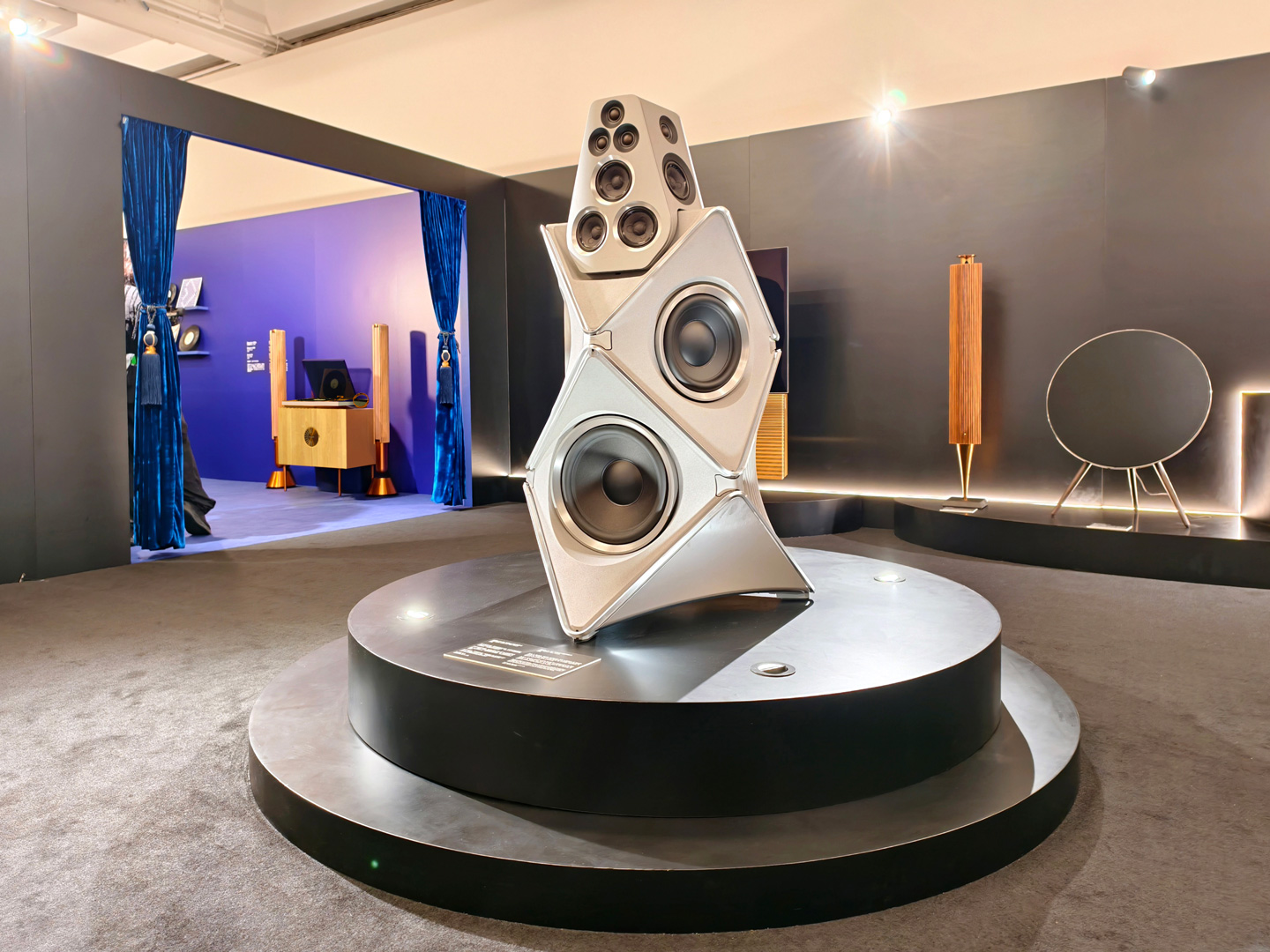 適逢創立一百週年，丹麥奢華視聽品牌 Bang & Olufsen 由 5 月 29 日起至 31 日，於中環大館 F 倉舉行「A Century of Beautiful Sound 百年聲藝紀念展」，以品牌百年來的代表作品、設計脈絡及工藝精神，帶領觀眾走入一段關於聲音與時間流轉的故事。當中最矚目的，莫過於全球限量 10 對的旗艦作 Beolab 90 Titan Edition 將首度於香港公開亮相，相信會吸引不少本地音響發燒友與設計愛好者前往欣賞。