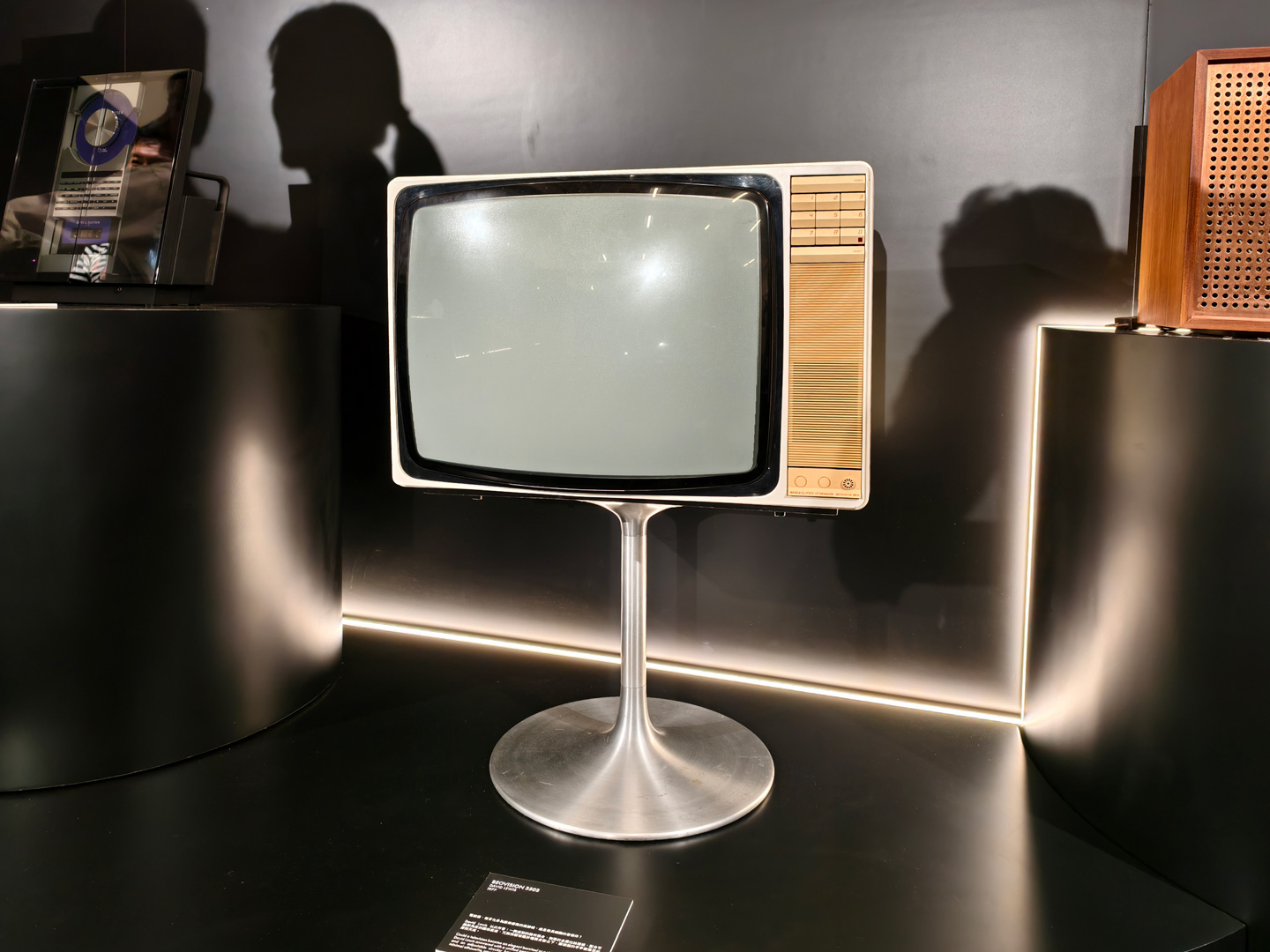 適逢創立一百週年，丹麥奢華視聽品牌 Bang & Olufsen 由 5 月 29 日起至 31 日，於中環大館 F 倉舉行「A Century of Beautiful Sound 百年聲藝紀念展」，以品牌百年來的代表作品、設計脈絡及工藝精神，帶領觀眾走入一段關於聲音與時間流轉的故事。當中最矚目的，莫過於全球限量 10 對的旗艦作 Beolab 90 Titan Edition 將首度於香港公開亮相，相信會吸引不少本地音響發燒友與設計愛好者前往欣賞。