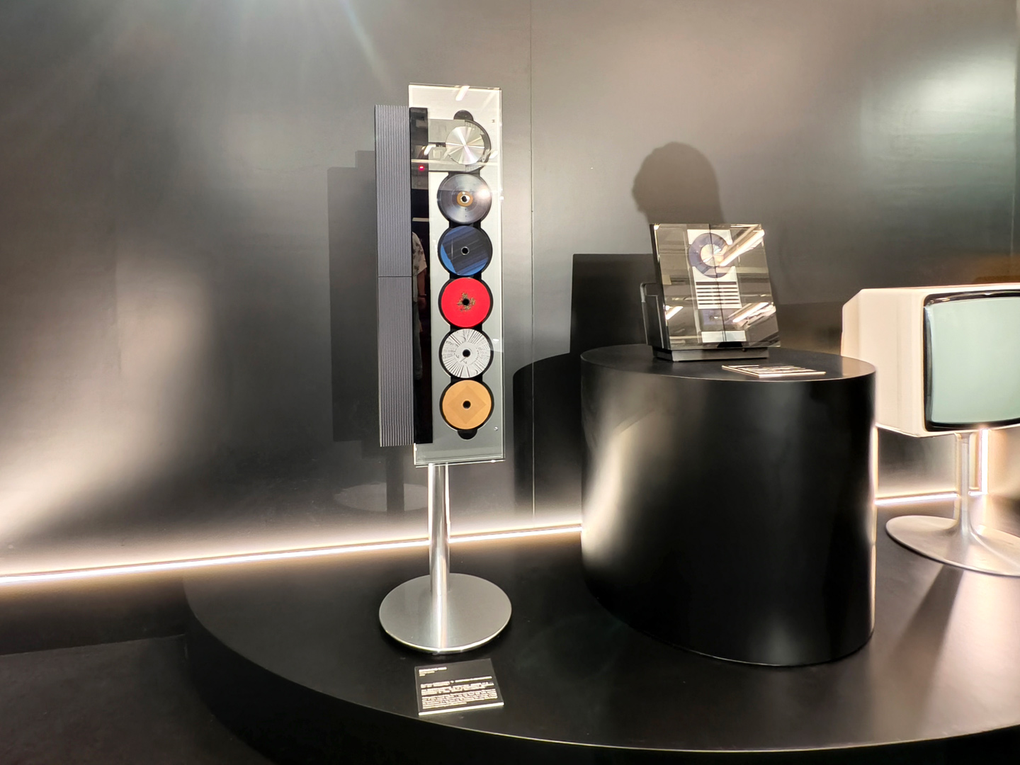 適逢創立一百週年，丹麥奢華視聽品牌 Bang & Olufsen 由 5 月 29 日起至 31 日，於中環大館 F 倉舉行「A Century of Beautiful Sound 百年聲藝紀念展」，以品牌百年來的代表作品、設計脈絡及工藝精神，帶領觀眾走入一段關於聲音與時間流轉的故事。當中最矚目的，莫過於全球限量 10 對的旗艦作 Beolab 90 Titan Edition 將首度於香港公開亮相，相信會吸引不少本地音響發燒友與設計愛好者前往欣賞。