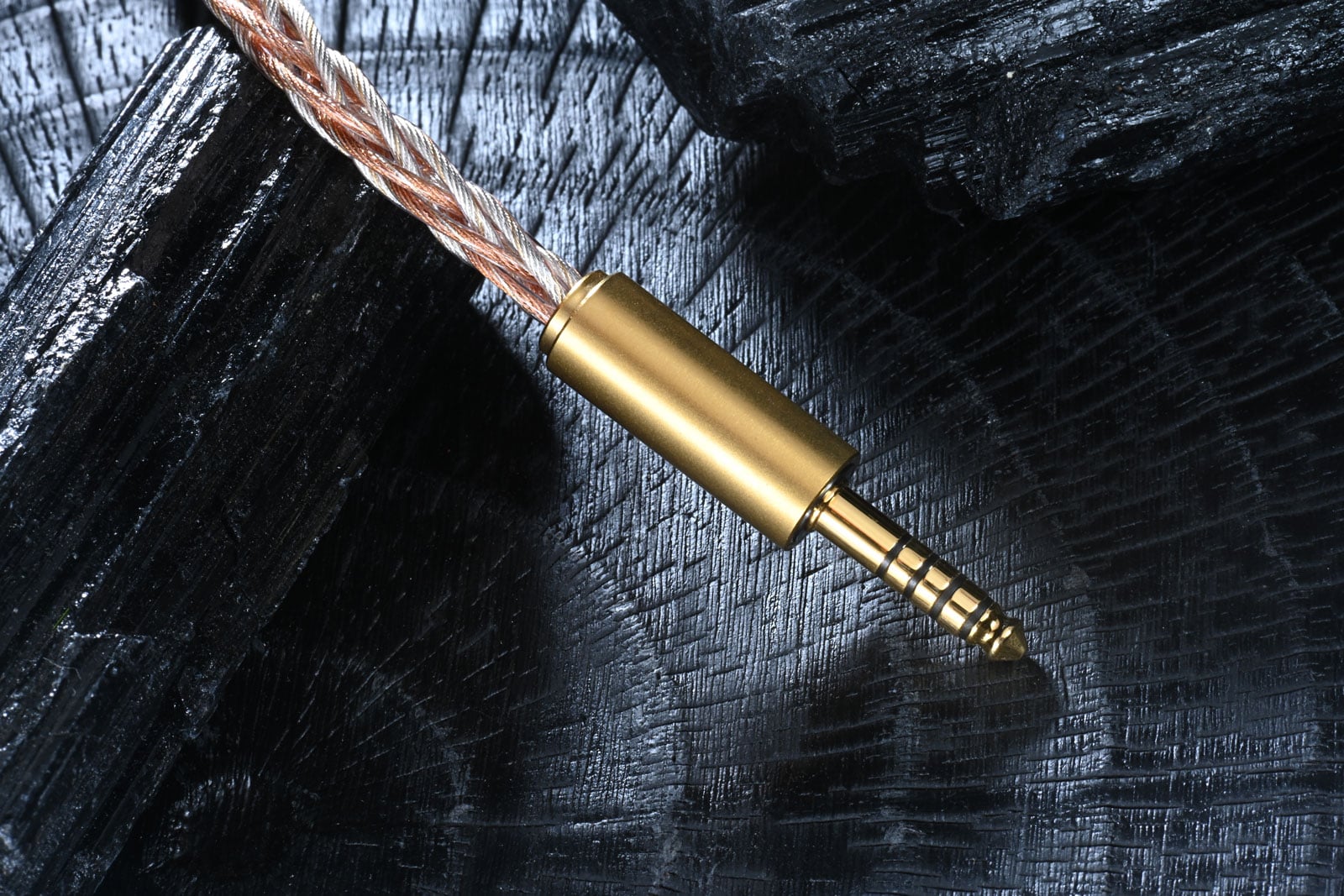 Elysian Acoustic Labs 的 Annihilator 在耳機愛好者的心目中有一個很特殊的地位。它未必是最容易駕馭、也未必是最「大眾口味」的旗艦耳機，但提到極致高頻延伸、空氣感與那種近乎「舞台燈光打開般」的透明感，不少人都會立時想起這個名字，發燒友們更給予它「高頻之王」的稱號。這次由新加坡線材品牌 Effect Audio 與 Elysian Acoustic Labs 聯乘推出的 Annihilator Prime，卻並不是簡單的新版 Annihilator，也不是換殼或換線的小修小補，而是一個以「終極形態」為目標重新打造的限量旗艦。
全球限量 100 套的 Annihilator Prime，保留了系列最具代表性的高頻能量，同時重新處理低頻厚度、整體動態與音樂性之間的平衡，試圖解決過去一些玩家認為「太偏向解析」的取向。配合 Effect Audio 度身訂造的旗艦級 RAGNAROK 線材，這款耳機的定位明顯不只是「升級版 IEM」，而是一次把聲學、工藝與收藏價值結合起來的完整企劃。