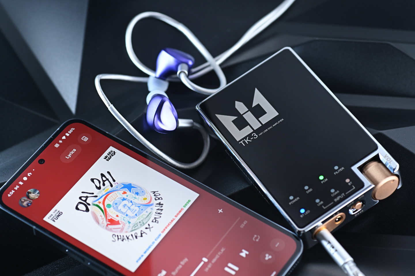 近年用家對便攜 DAC 解碼耳擴的要求愈來愈高，總是希望器材能夠同時兼顧功能完整性、推力、穩定性，以及有一定的音質表現。但不少產品總讓人有種「規格很好，實際卻未必想日日帶出街」的感覺。TRI TK-3 則走向另一條路，它不只追求高輸出與高規格，更明顯是朝著「真正日常可用」的方向去設計。
作為 KBEAR 高階副線 TRI Audio 旗下首款重點便攜解碼耳擴之一，TK-3 同時兼顧藍牙接駁、USB DAC、獨立供電、雙平衡輸出，以及一套相當成熟的聲音調校。從定位來看，它的目標並不是單純做一部「規格機」，而是希望用家在通勤、辦公室甚至旅行途中，都能輕鬆享受到具 Hi-Fi 味道的音樂播放體驗。
更值得留意的是，TK-3 並非只有「方便」作賣點。當它搭配 TRI 自家 i3 MK3 三混合單元耳機時，聲音性格會變得相當鮮明，甚至帶點昔日發燒播放器那種略具侵略性的音染味道，聽感很有辨識度。