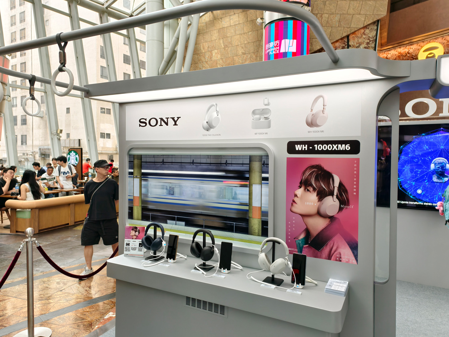 Sony 將於今日至 6 月 17 日期間，在旺角朗豪坊舉行 「Sony 1000X Mastery 體驗展」。適逢 1000X 系列踏入十週年，品牌同步帶來集十年技術心血於一身的旗艦無線降噪耳機 1000X The Collexion，並邀請唱作歌手林家謙擔任代言人，為這次聲學企劃注入更多本地音樂氣息。