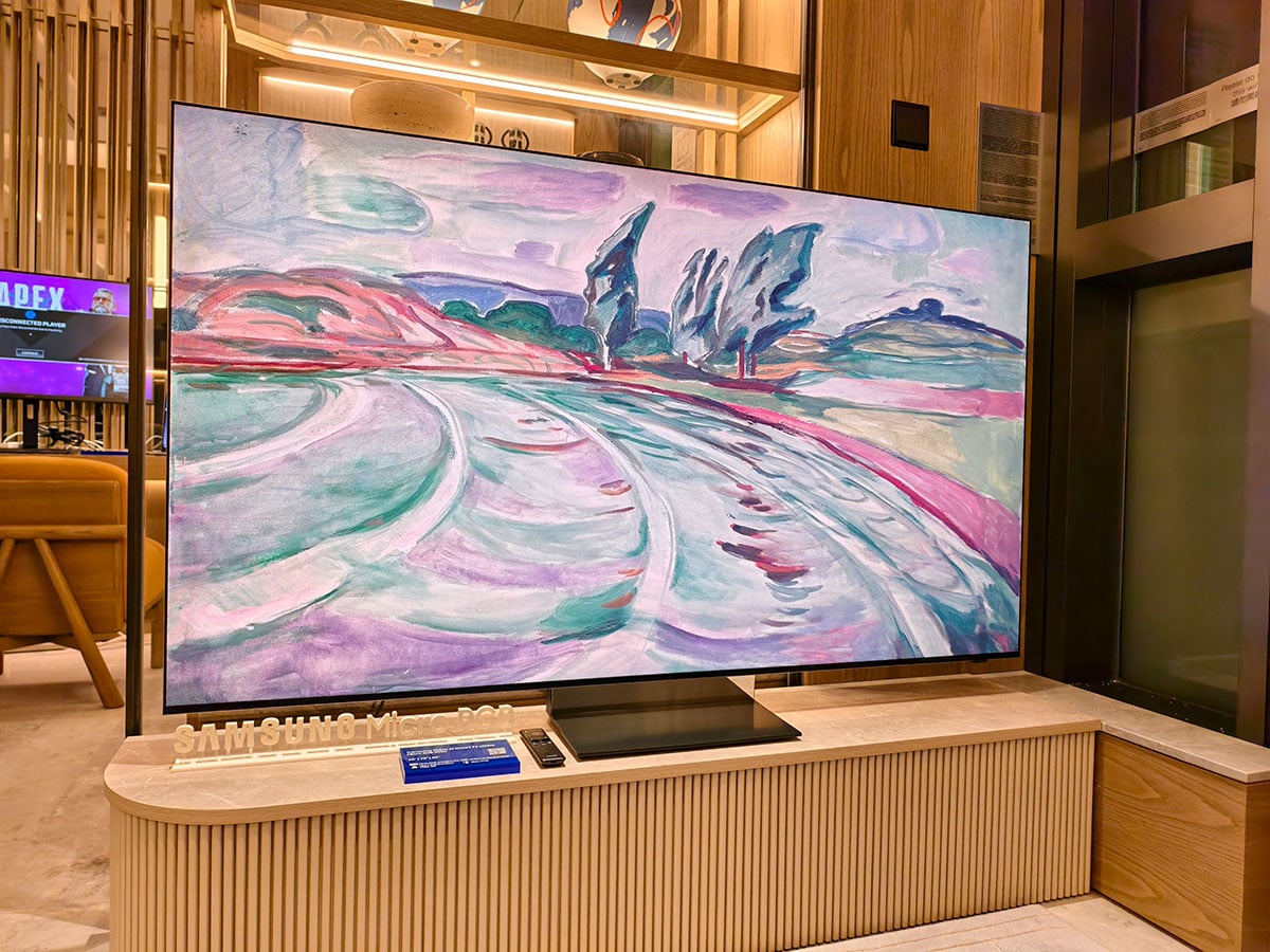 今年電視市場的新勢力絕對就是 Micro RGB 電視,Samsung 剛剛在香港推出的 2026 電視及影音新品也是 Micro RGB TV R95H、R85H 系列領銜,具備高達 100% BT.2020 廣色域。此外還有新一代 OLED 電視 S95H、S90H、S85H 系列,以及 Mini LED、Neo QLED 和藝術電視 The Frame。而在全新的 2026 電視產品陣容當中,Samsung 將 Vision AI Companion(VAC)功能擴展至 4K 或以上規格的電視型號,整合了 Bixby 與 Gemini 等服務平台,讓用家可以直觀的無縫對話輕鬆操控電視或者查詢各種資訊 ,無需再使用繁瑣的指令或手動輸入。