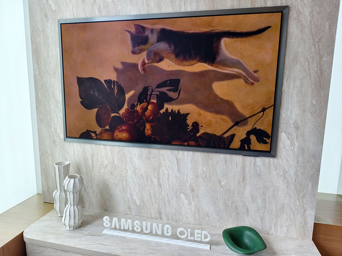 今年電視市場的新勢力絕對就是 Micro RGB 電視,Samsung 剛剛在香港推出的 2026 電視及影音新品也是 Micro RGB TV R95H、R85H 系列領銜,具備高達 100% BT.2020 廣色域。此外還有新一代 OLED 電視 S95H、S90H、S85H 系列,以及 Mini LED、Neo QLED 和藝術電視 The Frame。而在全新的 2026 電視產品陣容當中,Samsung 將 Vision AI Companion(VAC)功能擴展至 4K 或以上規格的電視型號,整合了 Bixby 與 Gemini 等服務平台,讓用家可以直觀的無縫對話輕鬆操控電視或者查詢各種資訊 ,無需再使用繁瑣的指令或手動輸入。