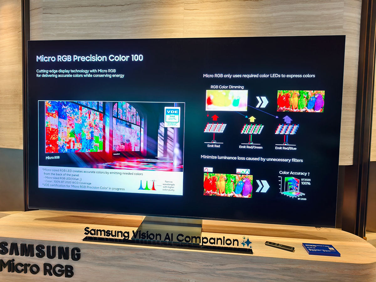 今年電視市場的新勢力絕對就是 Micro RGB 電視,Samsung 剛剛在香港推出的 2026 電視及影音新品也是 Micro RGB TV R95H、R85H 系列領銜,具備高達 100% BT.2020 廣色域。此外還有新一代 OLED 電視 S95H、S90H、S85H 系列,以及 Mini LED、Neo QLED 和藝術電視 The Frame。而在全新的 2026 電視產品陣容當中,Samsung 將 Vision AI Companion(VAC)功能擴展至 4K 或以上規格的電視型號,整合了 Bixby 與 Gemini 等服務平台,讓用家可以直觀的無縫對話輕鬆操控電視或者查詢各種資訊 ,無需再使用繁瑣的指令或手動輸入。
