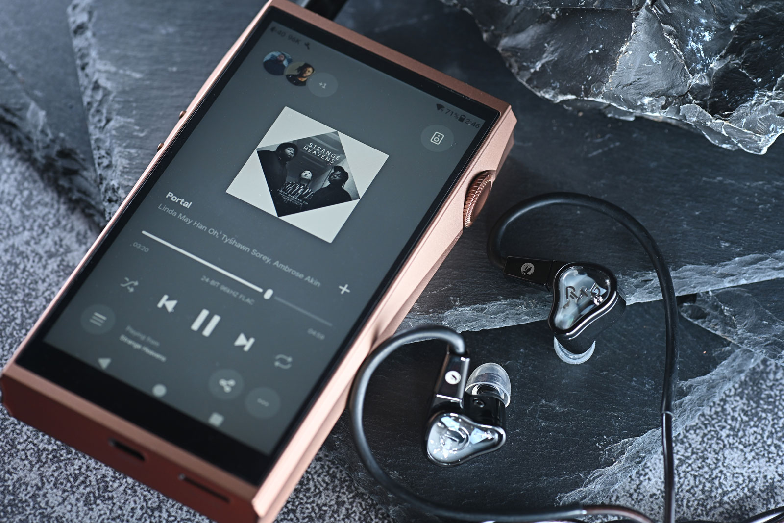 FiR Audio 一直是個作風鮮明的品牌，旗下產品有很多不同的獨家技術，充滿了實驗精神。譬如 Frontier 系列當中的 Xenon 6（簡稱 XE6）便憑藉其極具衝擊力的低頻和沉浸感備受不少耳機迷追捧，而限量版 Radon 6（RN6）則以更均衡、精準的調音獲得高度評價。
作為 Frontier 系列的最終章，Redux 6（RX6）正正是 FiR Audio 希望將這兩款人氣旗艦的優點融合在一起。官方形容它兼具 Xenon 6 的能量感與 Radon 6 的準確度，同時首度導入全新的 HDX 高音分頻技術，務求在保留品牌招牌低頻魅力之餘，進一步提升高頻延伸與整體平衡度。