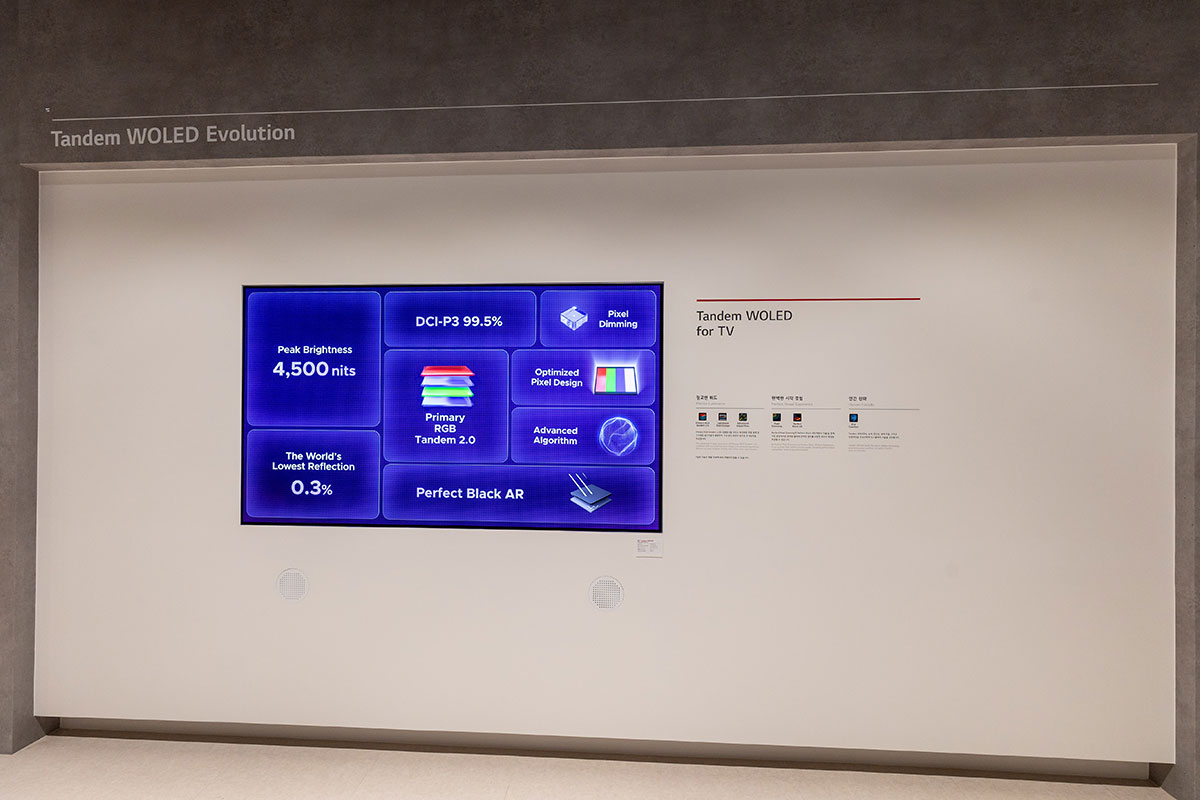 LG 剛剛發佈的 2026 年全新影音系列,以「雙線發展」打造出市場上最完整的 RGB 電視組合,不論是採用 4-Stack Tandem 結構、亮度急升近 4 倍的旗艦 OLED evo G6,還是色域全面覆蓋三大專業標準的 Micro RGB evo LCD 電視 MRGB95,都將畫質推向新高峰。而在聲音方面,首度亮相的 LG Sound Suite 模組化音響系統更首度搭載 Dolby Atmos FlexConnect 技術,打破傳統家庭影院的「皇帝位」迷思,讓用家在香港特有的不規則客廳中,也能實現最靈活、最精準的 3D 聲效配置。而為了讓香港的媒體能更深入了解新一代的產品技術,LG 舉辦了一次首爾的 Media Tour,讓我們深入韓國 LG Display、LG Electronics 的大本營,親身體驗一下今年新系列的聲畫進化。