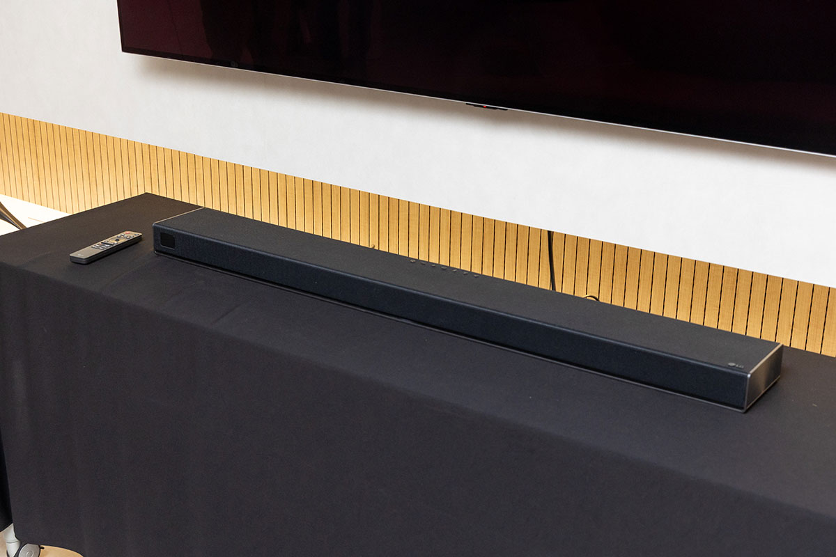 LG 剛剛發佈的 2026 年全新影音系列,以「雙線發展」打造出市場上最完整的 RGB 電視組合,不論是採用 4-Stack Tandem 結構、亮度急升近 4 倍的旗艦 OLED evo G6,還是色域全面覆蓋三大專業標準的 Micro RGB evo LCD 電視 MRGB95,都將畫質推向新高峰。而在聲音方面,首度亮相的 LG Sound Suite 模組化音響系統更首度搭載 Dolby Atmos FlexConnect 技術,打破傳統家庭影院的「皇帝位」迷思,讓用家在香港特有的不規則客廳中,也能實現最靈活、最精準的 3D 聲效配置。而為了讓香港的媒體能更深入了解新一代的產品技術,LG 舉辦了一次首爾的 Media Tour,讓我們深入韓國 LG Display、LG Electronics 的大本營,親身體驗一下今年新系列的聲畫進化。
