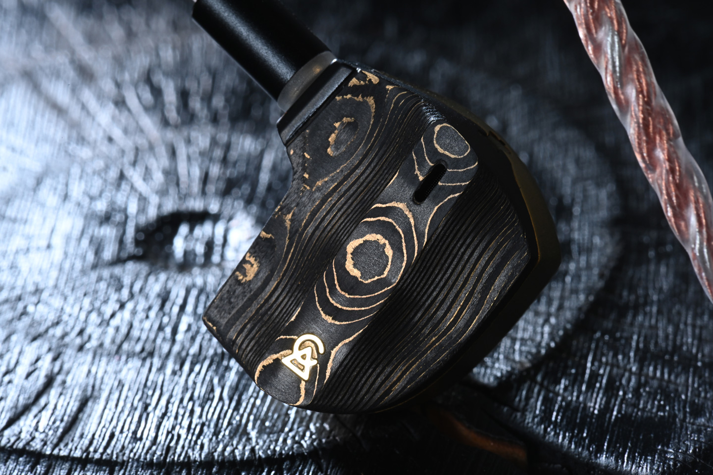 在 Campfire Audio 的產品演進中，Andromeda 曾為高階入耳式耳機樹立一個時代標準；而 Trifecta 則以近乎狂放的低頻表現，重新改寫市場對旗艦耳機的想像。品牌一向以大膽設計與獨特聲底見稱，而今次的 Chimera，無疑是近年最具代表性的旗艦作品之一。
單從名稱已可窺見其企圖心，Chimera（奇美拉）本身就是由獅子、山羊與巨蛇等特徵組成的神話生物，放諸耳機設計之中，正好象徵多種聲學技術的融合。創辦人 Ken Ball 並非先設定一定要用上四種單元技術，而是先挑選自己認為最出色的單元，再不惜代價將它們整合於同一系統之中，構建出一套完整且具辨識度的聲音架構。
從產品定位而言，Chimera 不但在單元配置上極盡複雜，連機身用料、導管結構、聲學路徑以至阻尼處理，都反映出品牌希望以工程設計推動聲音表現，而非單靠調音技巧取悅聽眾。這亦令 Chimera 更像是 Campfire Audio 十多年研發經驗濃縮後的結晶。