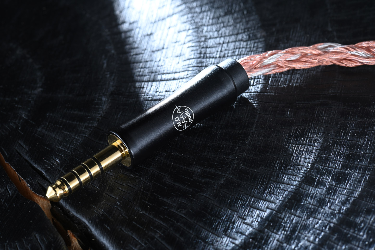 在 Campfire Audio 的產品演進中，Andromeda 曾為高階入耳式耳機樹立一個時代標準；而 Trifecta 則以近乎狂放的低頻表現，重新改寫市場對旗艦耳機的想像。品牌一向以大膽設計與獨特聲底見稱，而今次的 Chimera，無疑是近年最具代表性的旗艦作品之一。
單從名稱已可窺見其企圖心，Chimera（奇美拉）本身就是由獅子、山羊與巨蛇等特徵組成的神話生物，放諸耳機設計之中，正好象徵多種聲學技術的融合。創辦人 Ken Ball 並非先設定一定要用上四種單元技術，而是先挑選自己認為最出色的單元，再不惜代價將它們整合於同一系統之中，構建出一套完整且具辨識度的聲音架構。
從產品定位而言，Chimera 不但在單元配置上極盡複雜，連機身用料、導管結構、聲學路徑以至阻尼處理，都反映出品牌希望以工程設計推動聲音表現，而非單靠調音技巧取悅聽眾。這亦令 Chimera 更像是 Campfire Audio 十多年研發經驗濃縮後的結晶。