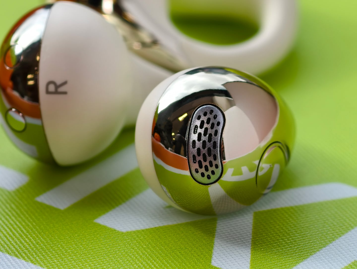 LINKLIKE 最新推出的 C-Flow 耳夾式真無線耳機，今次特別選址人氣運動場地 Pickleball 場舉行發佈會，透過實地體驗方式，讓大家親身感受新世代夾耳式耳機於運動中的穩固佩戴表現，真正做到「揈極都唔甩」。