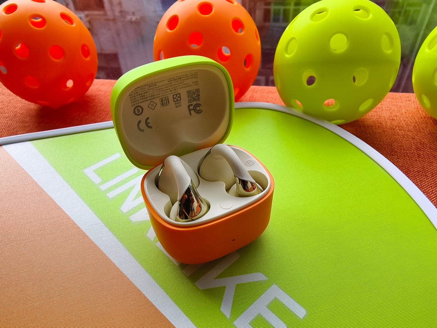 LINKLIKE 最新推出的 C-Flow 耳夾式真無線耳機，今次特別選址人氣運動場地 Pickleball 場舉行發佈會，透過實地體驗方式，讓大家親身感受新世代夾耳式耳機於運動中的穩固佩戴表現，真正做到「揈極都唔甩」。