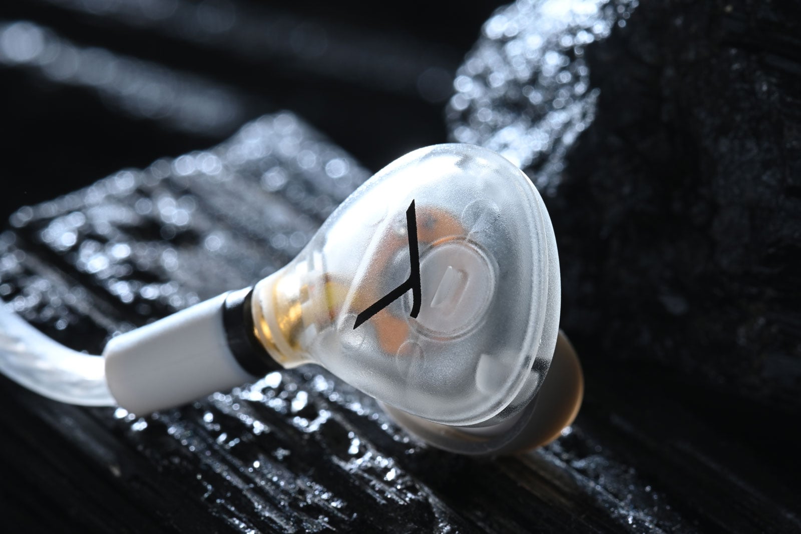提起 Beyerdynamic,音響迷與專業音樂人腦中浮現的,很可能是 DT 770 PRO、DT 990 PRO 及 DT 1990 PRO 等經典錄音室耳機,「精準、耐用、舒適」放在品牌的出品是永遠適用的幾個形容詞。近年隨著入耳式監聽耳機(In-Ear Monitor,簡稱 IEM)愈來愈普及,Beyerdynamic 亦積極拓展 DT IE 系列,推出針對不同職業用途而設的 DT 70 IE、DT 71 IE、DT 72 IE 及 DT 73 IE,早前我們也曾詳細評測過,每款都各具特色。
至於今次評測的 DT 30 IE,則定位為系列中最容易入門的一員,主打均衡聲音、高隔音能力及耐用設計,希望讓更多音樂人、樂隊成員、音響工程師,以至剛接觸監聽耳機的用家,都能以相對親民的門檻享受到專業級監聽體驗。雖然官方將 DT 30 IE 定位為舞台監聽工具,但對於一般音樂愛好者而言,其準確自然的調音、優秀隔音能力及舒適佩戴感,同樣具備相當吸引力。