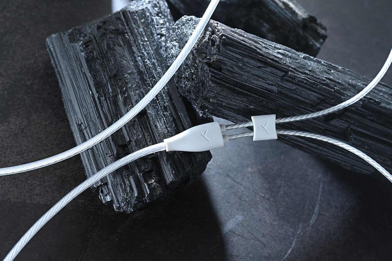 提起 Beyerdynamic,音響迷與專業音樂人腦中浮現的,很可能是 DT 770 PRO、DT 990 PRO 及 DT 1990 PRO 等經典錄音室耳機,「精準、耐用、舒適」放在品牌的出品是永遠適用的幾個形容詞。近年隨著入耳式監聽耳機(In-Ear Monitor,簡稱 IEM)愈來愈普及,Beyerdynamic 亦積極拓展 DT IE 系列,推出針對不同職業用途而設的 DT 70 IE、DT 71 IE、DT 72 IE 及 DT 73 IE,早前我們也曾詳細評測過,每款都各具特色。
至於今次評測的 DT 30 IE,則定位為系列中最容易入門的一員,主打均衡聲音、高隔音能力及耐用設計,希望讓更多音樂人、樂隊成員、音響工程師,以至剛接觸監聽耳機的用家,都能以相對親民的門檻享受到專業級監聽體驗。雖然官方將 DT 30 IE 定位為舞台監聽工具,但對於一般音樂愛好者而言,其準確自然的調音、優秀隔音能力及舒適佩戴感,同樣具備相當吸引力。