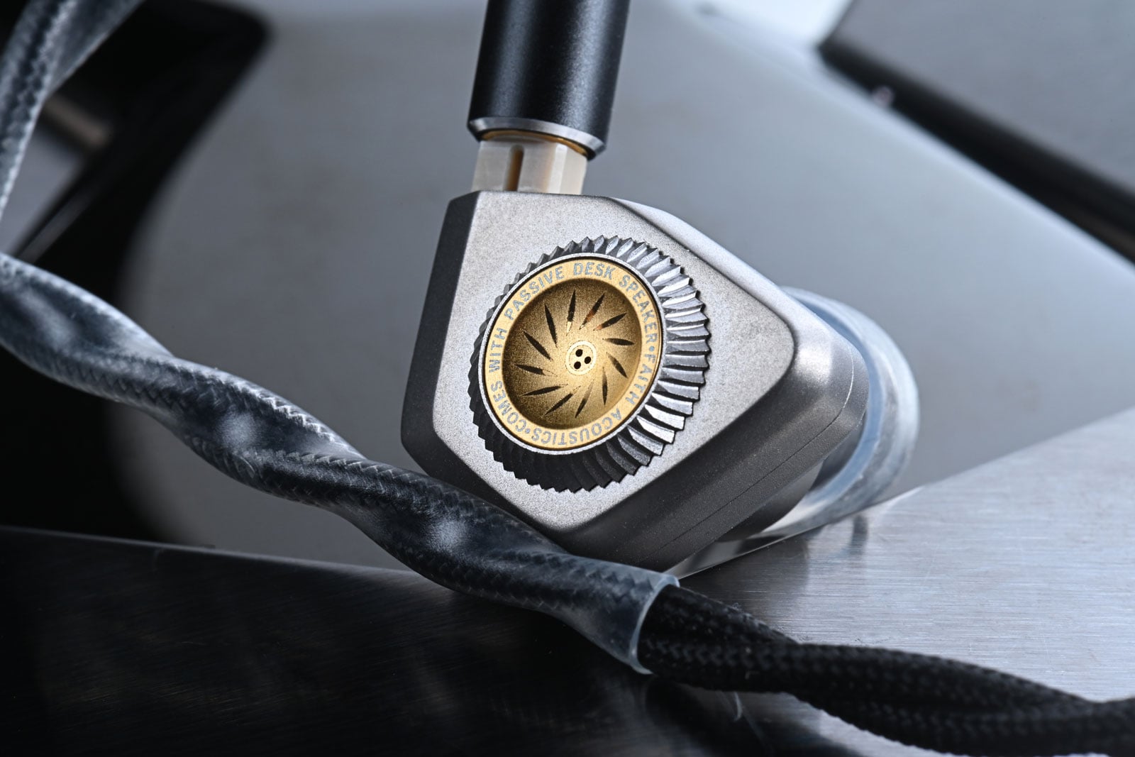 新晉耳機品牌 Faith Audio Labs 成立於 2024 年，雖然資歷尚淺，但背後團隊卻擁有深厚的聲學工程背景，首席工程師更曾參與 JBL、AKG 等國際品牌單元研發工作，早已累積了不少經驗。
Faith Audio Labs 以「The Art of Sound Architecture」作為核心理念，認為聲音並非單靠單元數量堆砌而成，而是結構、材料與工程設計共同建構出來的成果。品牌希望透過嚴謹的聲學架構與材料應用，讓音樂中的動態、空間感、泛音與情感得以自然呈現。
作為品牌首款旗艦作品，E1000 以單一 10.2mm 全頻動圈單元配合被動單元設計，嘗試將近場監聽喇叭的聲學理念濃縮至入耳式耳機之中。面對動輒十多甚至更多單元的旗艦耳機市場，E1000 選擇走上另一條路，深信一枚優秀的動圈單元，同樣能夠站上頂級舞台。