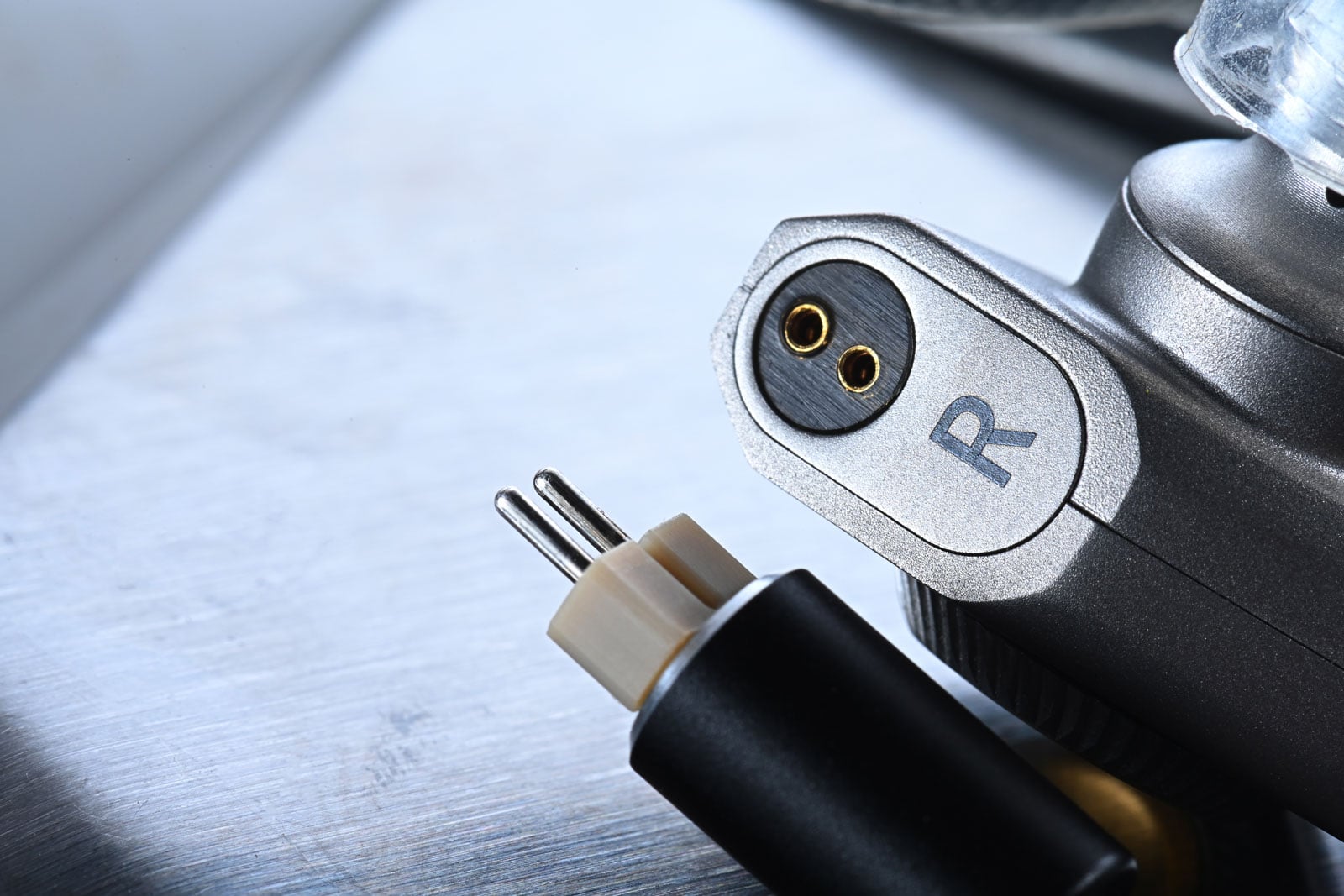 新晉耳機品牌 Faith Audio Labs 成立於 2024 年，雖然資歷尚淺，但背後團隊卻擁有深厚的聲學工程背景，首席工程師更曾參與 JBL、AKG 等國際品牌單元研發工作，早已累積了不少經驗。
Faith Audio Labs 以「The Art of Sound Architecture」作為核心理念，認為聲音並非單靠單元數量堆砌而成，而是結構、材料與工程設計共同建構出來的成果。品牌希望透過嚴謹的聲學架構與材料應用，讓音樂中的動態、空間感、泛音與情感得以自然呈現。
作為品牌首款旗艦作品，E1000 以單一 10.2mm 全頻動圈單元配合被動單元設計，嘗試將近場監聽喇叭的聲學理念濃縮至入耳式耳機之中。面對動輒十多甚至更多單元的旗艦耳機市場，E1000 選擇走上另一條路，深信一枚優秀的動圈單元，同樣能夠站上頂級舞台。