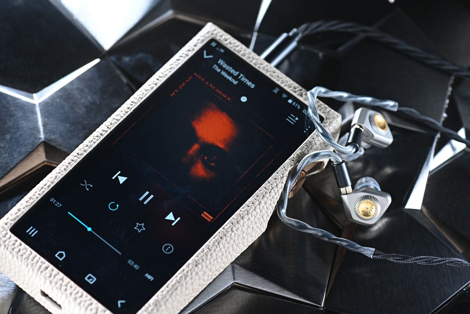 新晉耳機品牌 Faith Audio Labs 成立於 2024 年，雖然資歷尚淺，但背後團隊卻擁有深厚的聲學工程背景，首席工程師更曾參與 JBL、AKG 等國際品牌單元研發工作，早已累積了不少經驗。
Faith Audio Labs 以「The Art of Sound Architecture」作為核心理念，認為聲音並非單靠單元數量堆砌而成，而是結構、材料與工程設計共同建構出來的成果。品牌希望透過嚴謹的聲學架構與材料應用，讓音樂中的動態、空間感、泛音與情感得以自然呈現。
作為品牌首款旗艦作品，E1000 以單一 10.2mm 全頻動圈單元配合被動單元設計，嘗試將近場監聽喇叭的聲學理念濃縮至入耳式耳機之中。面對動輒十多甚至更多單元的旗艦耳機市場，E1000 選擇走上另一條路，深信一枚優秀的動圈單元，同樣能夠站上頂級舞台。