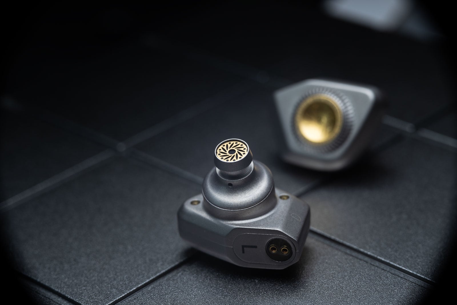 新晉耳機品牌 Faith Audio Labs 成立於 2024 年，雖然資歷尚淺，但背後團隊卻擁有深厚的聲學工程背景，首席工程師更曾參與 JBL、AKG 等國際品牌單元研發工作，早已累積了不少經驗。
Faith Audio Labs 以「The Art of Sound Architecture」作為核心理念，認為聲音並非單靠單元數量堆砌而成，而是結構、材料與工程設計共同建構出來的成果。品牌希望透過嚴謹的聲學架構與材料應用，讓音樂中的動態、空間感、泛音與情感得以自然呈現。
作為品牌首款旗艦作品，E1000 以單一 10.2mm 全頻動圈單元配合被動單元設計，嘗試將近場監聽喇叭的聲學理念濃縮至入耳式耳機之中。面對動輒十多甚至更多單元的旗艦耳機市場，E1000 選擇走上另一條路，深信一枚優秀的動圈單元，同樣能夠站上頂級舞台。