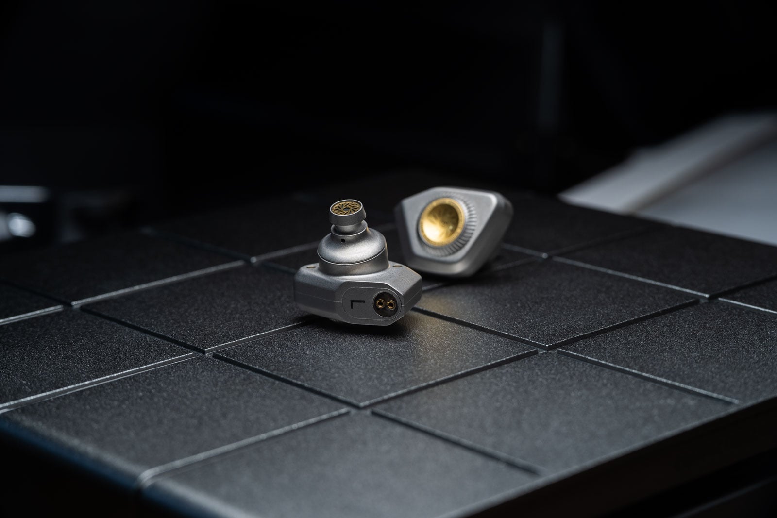 新晉耳機品牌 Faith Audio Labs 成立於 2024 年，雖然資歷尚淺，但背後團隊卻擁有深厚的聲學工程背景，首席工程師更曾參與 JBL、AKG 等國際品牌單元研發工作，早已累積了不少經驗。
Faith Audio Labs 以「The Art of Sound Architecture」作為核心理念，認為聲音並非單靠單元數量堆砌而成，而是結構、材料與工程設計共同建構出來的成果。品牌希望透過嚴謹的聲學架構與材料應用，讓音樂中的動態、空間感、泛音與情感得以自然呈現。
作為品牌首款旗艦作品，E1000 以單一 10.2mm 全頻動圈單元配合被動單元設計，嘗試將近場監聽喇叭的聲學理念濃縮至入耳式耳機之中。面對動輒十多甚至更多單元的旗艦耳機市場，E1000 選擇走上另一條路，深信一枚優秀的動圈單元，同樣能夠站上頂級舞台。