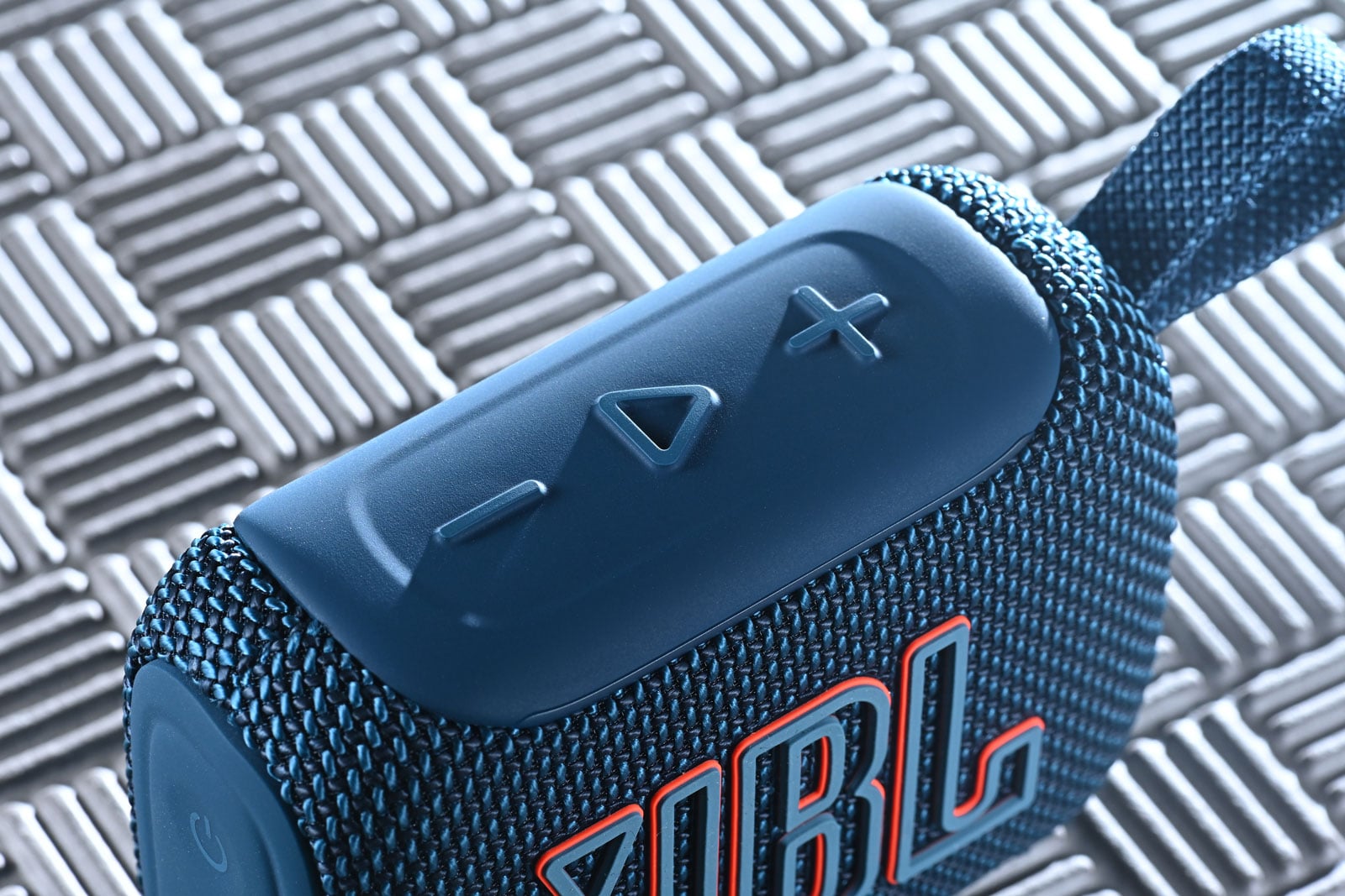 JBL 的 Go 系列一直都是便攜式藍牙喇叭市場上的長青產品。自第一代推出以來,Go 系列一直憑著小巧機身和耐用設計,成為不少人旅行、露營、野餐,甚至日常工作時播放音樂的隨身伙伴。相比同級產品,Go 系列最大的吸引力一直都是「細細部,但夠大聲」,真正做到把藍牙喇叭放進口袋也不會造成負擔。
來到最新一代 Go 5,JBL 並非單純提升音量或續航力就算數,而是從整體使用體驗著手,加入全新的邊緣環境燈光、更高規格的防護能力、更方便的 AirTouch 配對功能,以及支援 USB-C 無失真音訊播放等新功能。相比 Go 4,Go 5 是一款完成度更高、更貼近日常使用的新一代口袋喇叭。