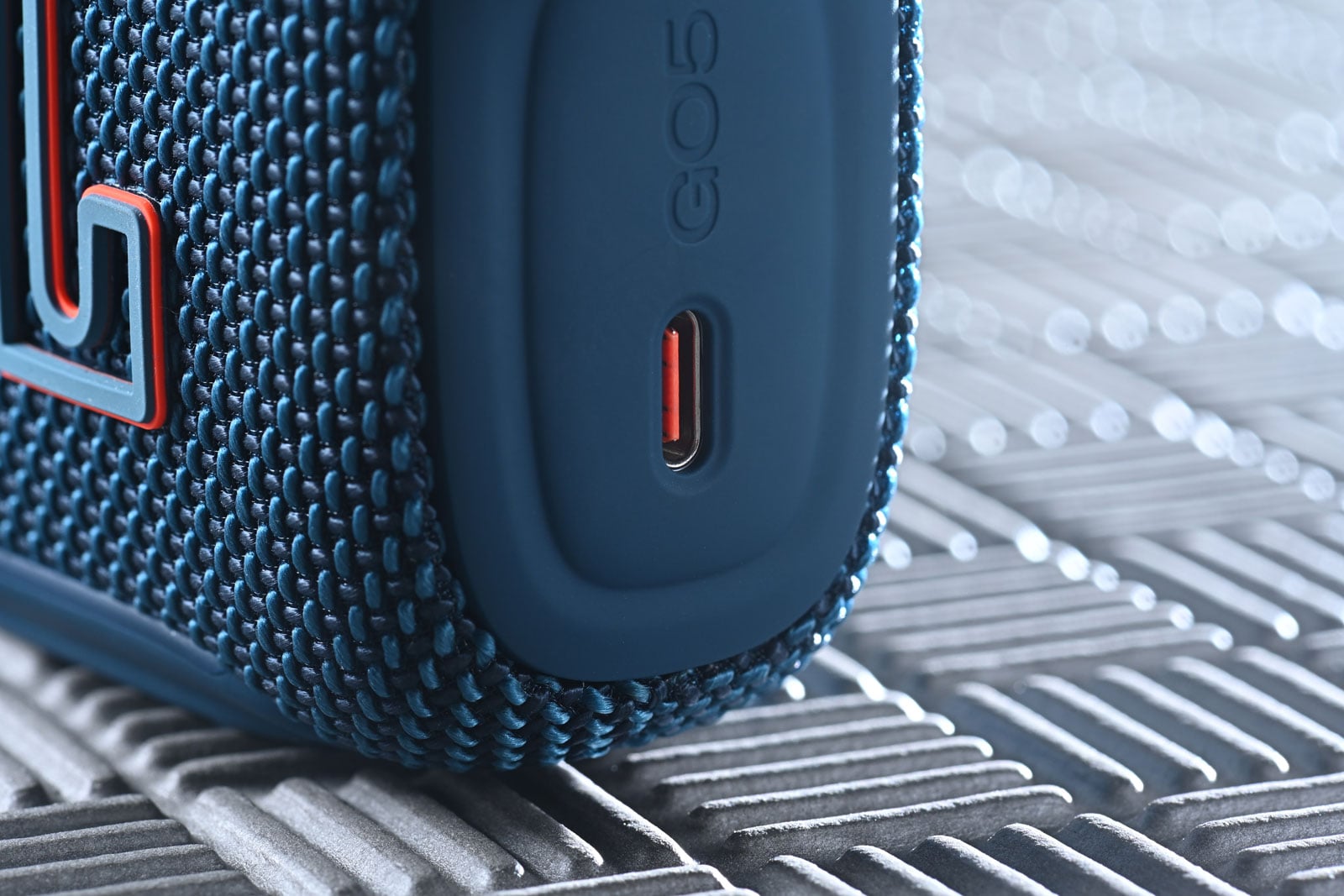 JBL 的 Go 系列一直都是便攜式藍牙喇叭市場上的長青產品。自第一代推出以來,Go 系列一直憑著小巧機身和耐用設計,成為不少人旅行、露營、野餐,甚至日常工作時播放音樂的隨身伙伴。相比同級產品,Go 系列最大的吸引力一直都是「細細部,但夠大聲」,真正做到把藍牙喇叭放進口袋也不會造成負擔。
來到最新一代 Go 5,JBL 並非單純提升音量或續航力就算數,而是從整體使用體驗著手,加入全新的邊緣環境燈光、更高規格的防護能力、更方便的 AirTouch 配對功能,以及支援 USB-C 無失真音訊播放等新功能。相比 Go 4,Go 5 是一款完成度更高、更貼近日常使用的新一代口袋喇叭。