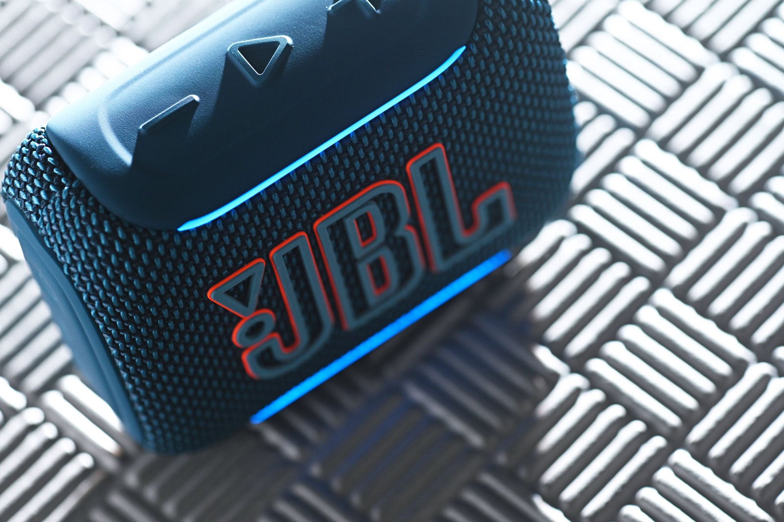 JBL 的 Go 系列一直都是便攜式藍牙喇叭市場上的長青產品。自第一代推出以來,Go 系列一直憑著小巧機身和耐用設計,成為不少人旅行、露營、野餐,甚至日常工作時播放音樂的隨身伙伴。相比同級產品,Go 系列最大的吸引力一直都是「細細部,但夠大聲」,真正做到把藍牙喇叭放進口袋也不會造成負擔。
來到最新一代 Go 5,JBL 並非單純提升音量或續航力就算數,而是從整體使用體驗著手,加入全新的邊緣環境燈光、更高規格的防護能力、更方便的 AirTouch 配對功能,以及支援 USB-C 無失真音訊播放等新功能。相比 Go 4,Go 5 是一款完成度更高、更貼近日常使用的新一代口袋喇叭。