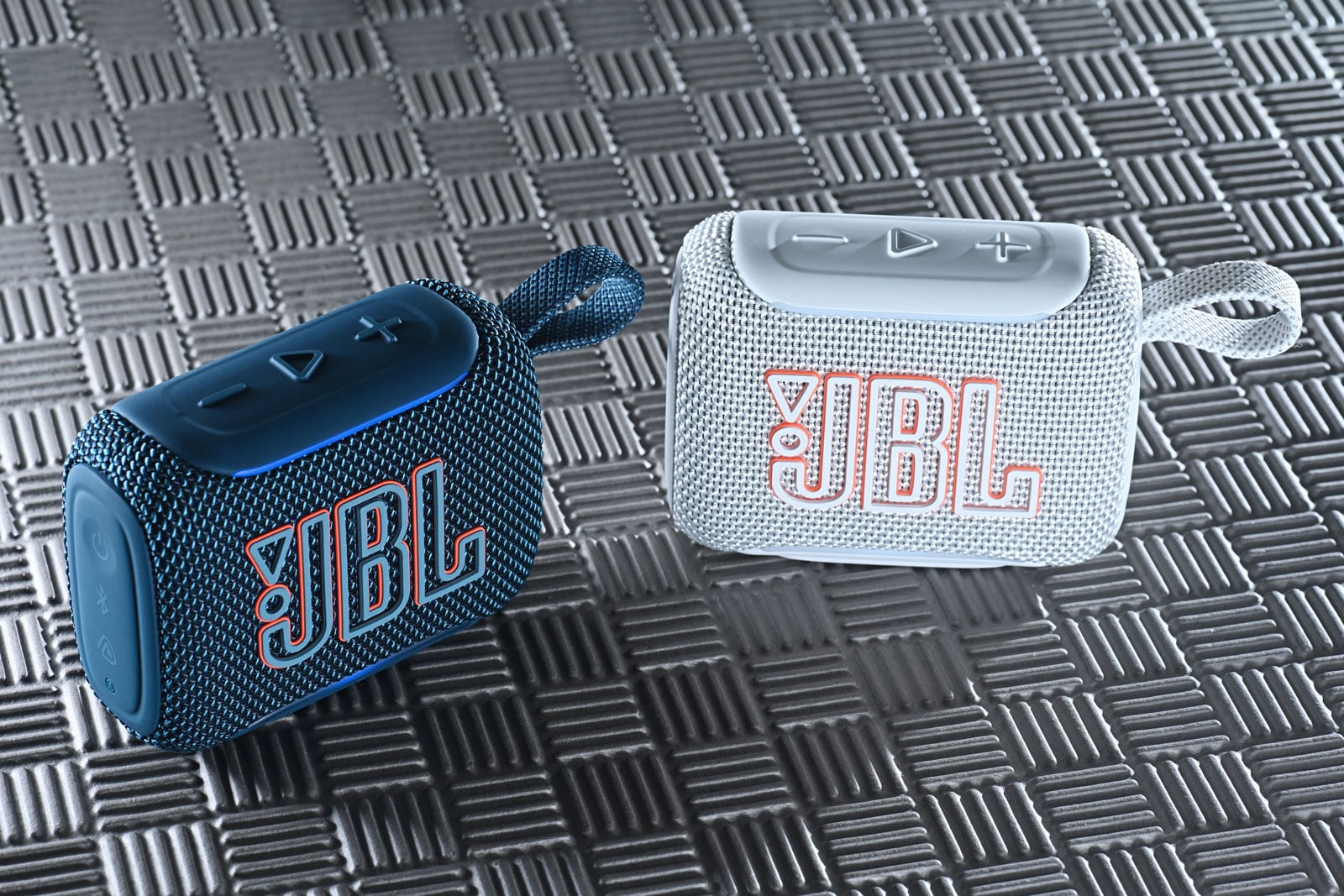 JBL 的 Go 系列一直都是便攜式藍牙喇叭市場上的長青產品。自第一代推出以來,Go 系列一直憑著小巧機身和耐用設計,成為不少人旅行、露營、野餐,甚至日常工作時播放音樂的隨身伙伴。相比同級產品,Go 系列最大的吸引力一直都是「細細部,但夠大聲」,真正做到把藍牙喇叭放進口袋也不會造成負擔。
來到最新一代 Go 5,JBL 並非單純提升音量或續航力就算數,而是從整體使用體驗著手,加入全新的邊緣環境燈光、更高規格的防護能力、更方便的 AirTouch 配對功能,以及支援 USB-C 無失真音訊播放等新功能。相比 Go 4,Go 5 是一款完成度更高、更貼近日常使用的新一代口袋喇叭。