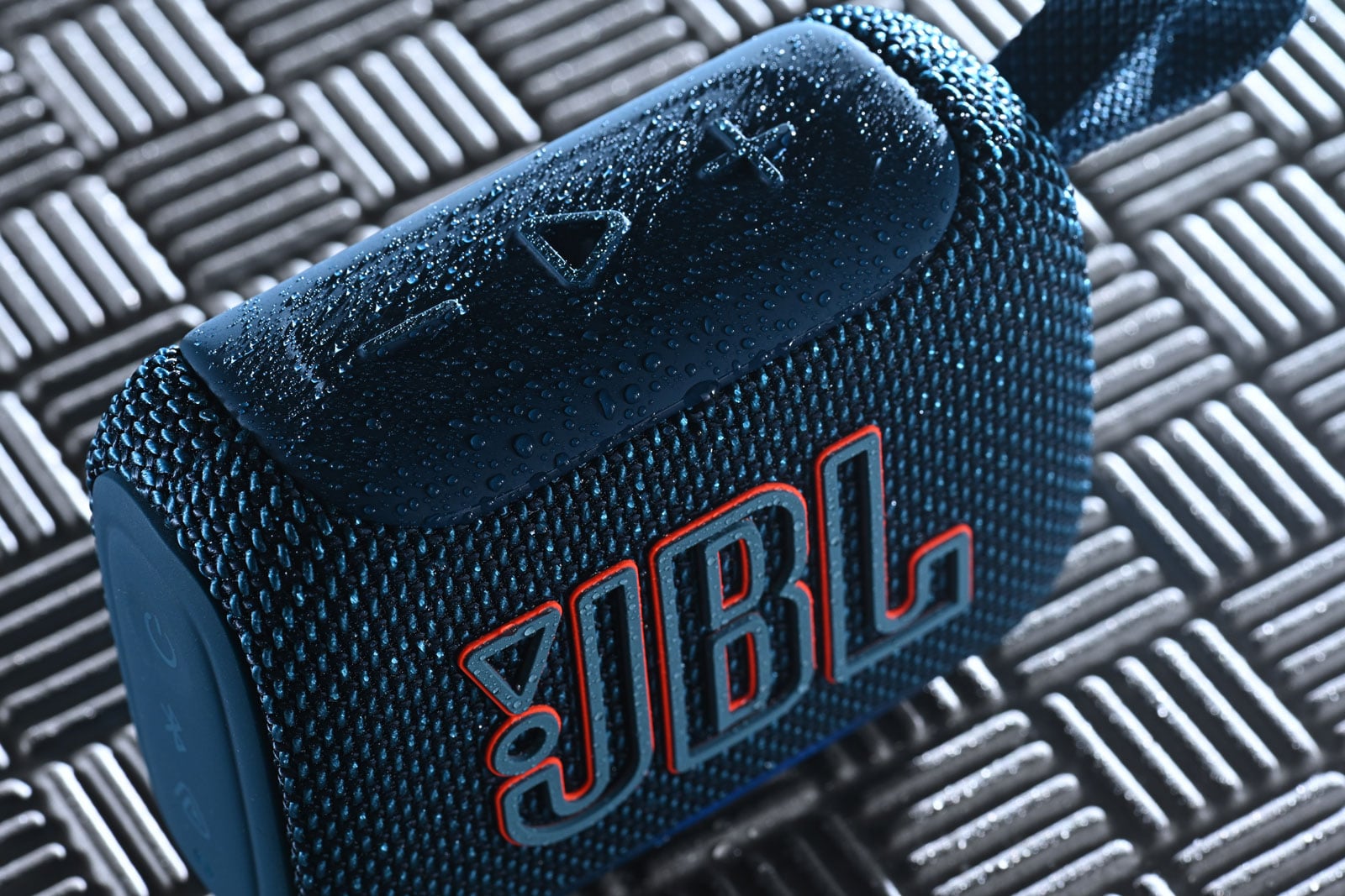 JBL 的 Go 系列一直都是便攜式藍牙喇叭市場上的長青產品。自第一代推出以來,Go 系列一直憑著小巧機身和耐用設計,成為不少人旅行、露營、野餐,甚至日常工作時播放音樂的隨身伙伴。相比同級產品,Go 系列最大的吸引力一直都是「細細部,但夠大聲」,真正做到把藍牙喇叭放進口袋也不會造成負擔。
來到最新一代 Go 5,JBL 並非單純提升音量或續航力就算數,而是從整體使用體驗著手,加入全新的邊緣環境燈光、更高規格的防護能力、更方便的 AirTouch 配對功能,以及支援 USB-C 無失真音訊播放等新功能。相比 Go 4,Go 5 是一款完成度更高、更貼近日常使用的新一代口袋喇叭。
