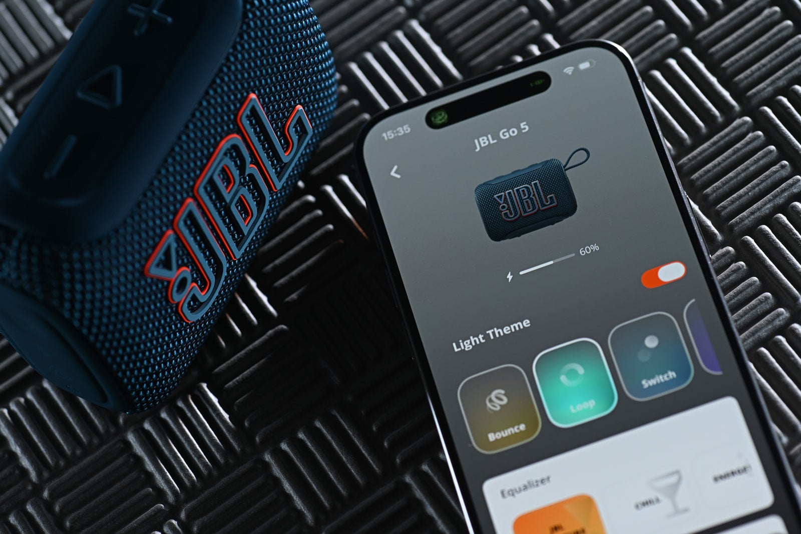 JBL 的 Go 系列一直都是便攜式藍牙喇叭市場上的長青產品。自第一代推出以來,Go 系列一直憑著小巧機身和耐用設計,成為不少人旅行、露營、野餐,甚至日常工作時播放音樂的隨身伙伴。相比同級產品,Go 系列最大的吸引力一直都是「細細部,但夠大聲」,真正做到把藍牙喇叭放進口袋也不會造成負擔。
來到最新一代 Go 5,JBL 並非單純提升音量或續航力就算數,而是從整體使用體驗著手,加入全新的邊緣環境燈光、更高規格的防護能力、更方便的 AirTouch 配對功能,以及支援 USB-C 無失真音訊播放等新功能。相比 Go 4,Go 5 是一款完成度更高、更貼近日常使用的新一代口袋喇叭。