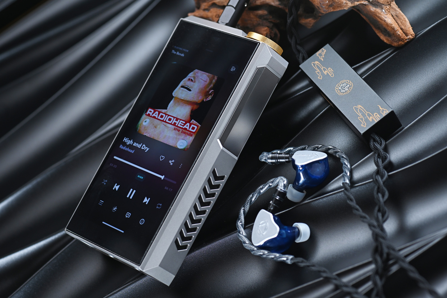AROMA Audio 一直以來都不是走保守路線的品牌,由 Jewel 到 Fei Wan,近年已將旗艦入耳式耳機的想像推至相當高的層次。來到品牌十週年,Core 的登場顯然不只是「再上一級」那麼簡單,而是希望透過一套全新的思路,重新詮釋自己對頂級耳機的理解。
Core 最吸引人的地方,不單是 14 單元配置,亦不只是鈦合金面板,而是它重新定義了耳機與標配線材之間的關係。原本只負責傳輸訊號的耳機線,加入有源放大模組後,這種做法確實大膽,甚至帶點不按常規出牌的意味,但也正正反映 Aroma Audio 想傳達的一點:他們不只是要做一對昂貴的耳機,而是要做一套完整播放系統。