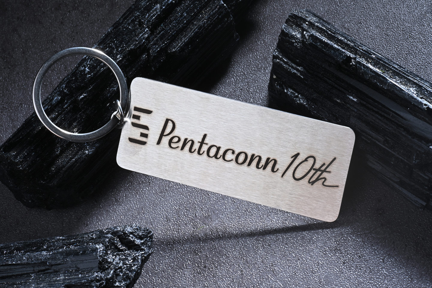 Pentaconn 對不少耳機玩家而言，最先聯想到的也許是它制定的 4.4mm 平衡端子；但若把視線拉遠一點，便會發現這個品牌早已不只停留在端子供應商的層面。由插頭、端子到線材，Pentaconn 一直堅持自行研發及生產核心零件，將看似不起眼的細節提升至發燒級水準。
踏入品牌十週年，Pentaconn 推出 Ultimate Series，當中最受注目的，正是限量 200 條的紀念作 Wadachi 轍。而今次除了原有的 Pentaconn Ear 版本之外，更追加了 2pin 版本，令更多用家可以將這條升級線接上自己心愛的耳機。