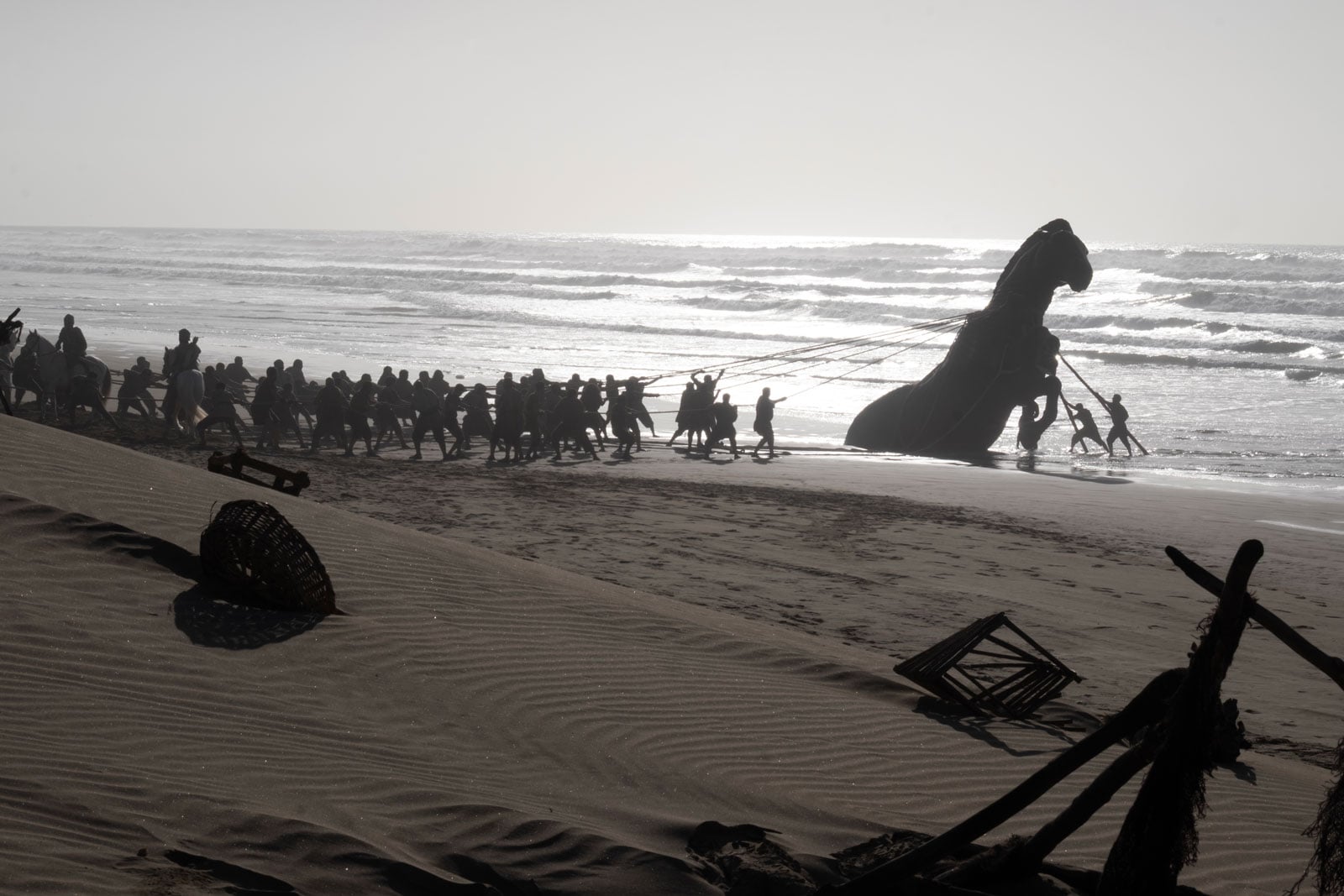 當大部分導演仍然將 IMAX 視為拍攝「大場面」的格式時,Christopher Nolan 早已把它變成一種電影語言。
Nolan 的最新作品《奧德賽》(The Odyssey),更是電影技術史上一個重要里程碑——全片長達 172 分鐘,100% 採用 15-perforation 70mm IMAX 菲林拍攝,成為全球首部全程以 IMAX 菲林攝影機完成拍攝的劇情長片。
這件事聽起來或許只是規格升級,但實際上,這是一項過程相當艱巨的挑戰。傳統 IMAX 攝影機一向以巨大、沉重、運作時噪音極高聞名,而且每卷菲林只能拍攝約三分鐘,過去即使是最熱衷 IMAX 的導演,也只會挑選部分重點場面使用。因此,由《蝙蝠俠—黑夜之神》(The Dark Knight)開始,Nolan 花了近二十年,不斷推動 IMAX 攝影系統改良,最終令 IMAX 開發出更安靜、更易搬動的新一代攝影機及配套設備,才令《奧德賽》得以全片使用 IMAX 拍攝。