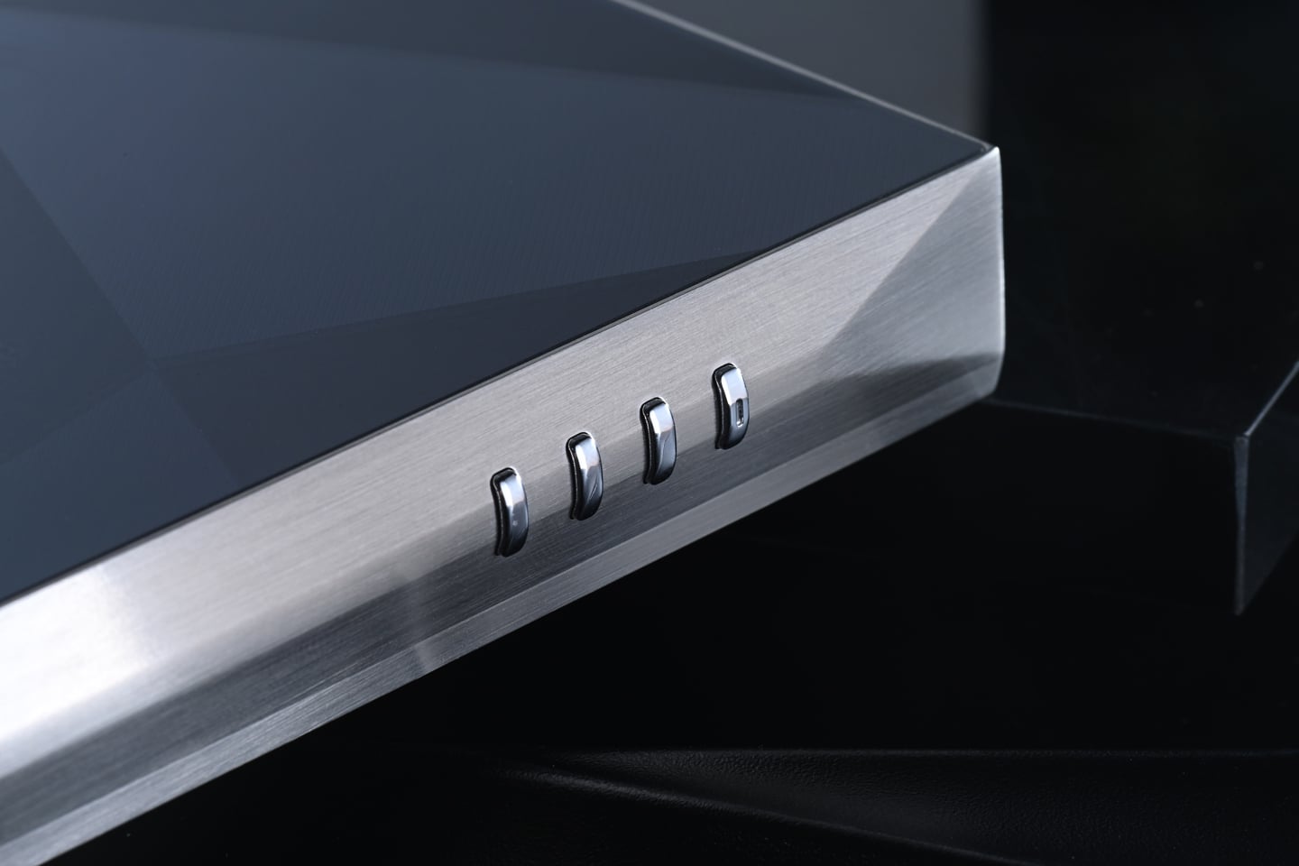 Astell&Kern 於高階 DAP 市場一路都行得幾前，當其他品牌還在鬥規格、鬥數字、鬥參數，他們往往將焦點放在更難量化、亦更考驗調音功力的聲音味道上，A&ultima SP4000T 就在這個情況之下登場。不是單純由 SP3000T 小修小補升級，而是將真空管、數碼播放、串流支援，以及更高密度的電路架構，一齊重新執過。
早在 SP3000T 時代，品牌已經首次把 Raytheon JAN6418 軍規真空管帶進旗艦系列，成功吸引不少喜歡模擬味道的發燒友。而來到最新 A&ultima SP4000T，研發方向並非簡單提升硬件配置，而是針對整套真空管放大架構重新設計，由雙真空管升級至四真空管差動架構，配合新一代 Hybrid 放大模式、更完善的減震技術，以及源自 SP4000 的高驅動放大電路，希望令數碼播放器同時擁有高解析與濃厚音樂感。