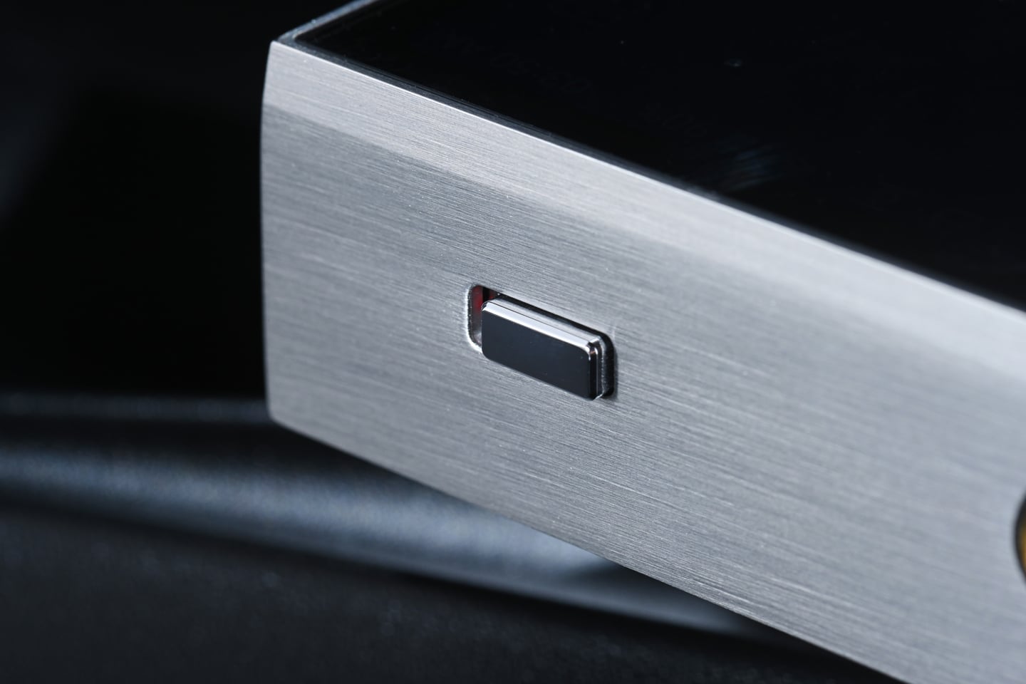 Astell&Kern 於高階 DAP 市場一路都行得幾前，當其他品牌還在鬥規格、鬥數字、鬥參數，他們往往將焦點放在更難量化、亦更考驗調音功力的聲音味道上，A&ultima SP4000T 就在這個情況之下登場。不是單純由 SP3000T 小修小補升級，而是將真空管、數碼播放、串流支援，以及更高密度的電路架構，一齊重新執過。
早在 SP3000T 時代，品牌已經首次把 Raytheon JAN6418 軍規真空管帶進旗艦系列，成功吸引不少喜歡模擬味道的發燒友。而來到最新 A&ultima SP4000T，研發方向並非簡單提升硬件配置，而是針對整套真空管放大架構重新設計，由雙真空管升級至四真空管差動架構，配合新一代 Hybrid 放大模式、更完善的減震技術，以及源自 SP4000 的高驅動放大電路，希望令數碼播放器同時擁有高解析與濃厚音樂感。