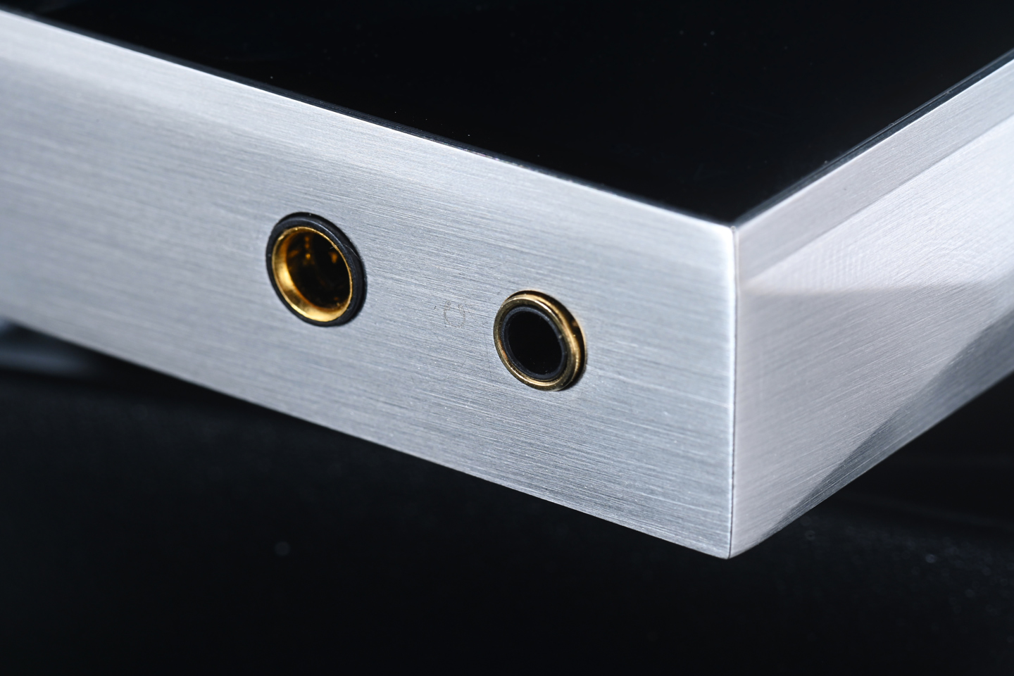 Astell&Kern 於高階 DAP 市場一路都行得幾前，當其他品牌還在鬥規格、鬥數字、鬥參數，他們往往將焦點放在更難量化、亦更考驗調音功力的聲音味道上，A&ultima SP4000T 就在這個情況之下登場。不是單純由 SP3000T 小修小補升級，而是將真空管、數碼播放、串流支援，以及更高密度的電路架構，一齊重新執過。
早在 SP3000T 時代，品牌已經首次把 Raytheon JAN6418 軍規真空管帶進旗艦系列，成功吸引不少喜歡模擬味道的發燒友。而來到最新 A&ultima SP4000T，研發方向並非簡單提升硬件配置，而是針對整套真空管放大架構重新設計，由雙真空管升級至四真空管差動架構，配合新一代 Hybrid 放大模式、更完善的減震技術，以及源自 SP4000 的高驅動放大電路，希望令數碼播放器同時擁有高解析與濃厚音樂感。