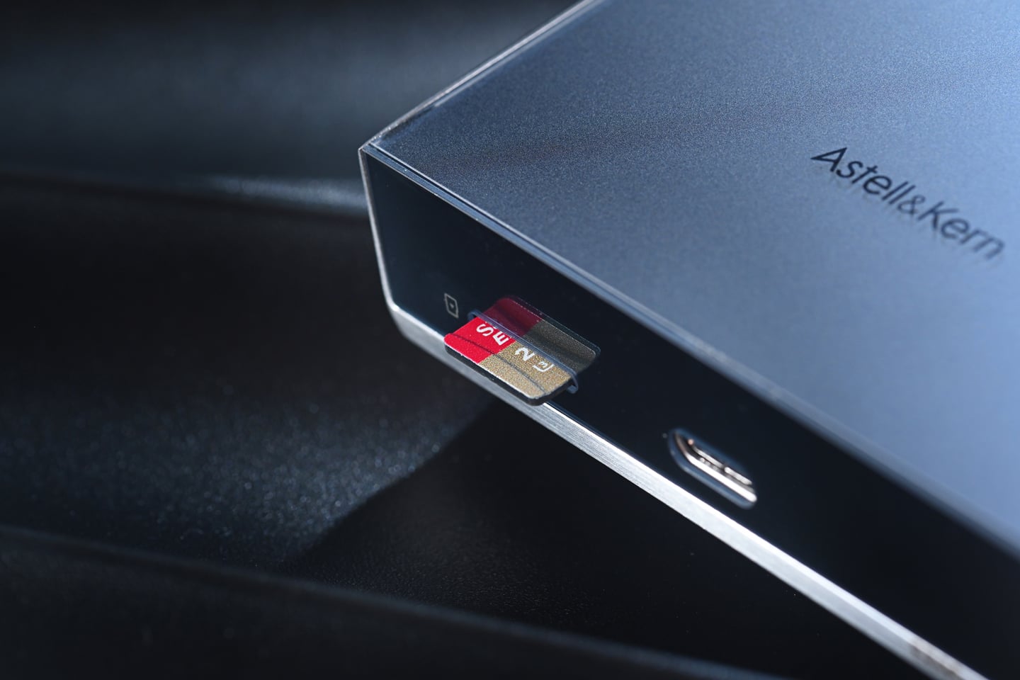 Astell&Kern 於高階 DAP 市場一路都行得幾前，當其他品牌還在鬥規格、鬥數字、鬥參數，他們往往將焦點放在更難量化、亦更考驗調音功力的聲音味道上，A&ultima SP4000T 就在這個情況之下登場。不是單純由 SP3000T 小修小補升級，而是將真空管、數碼播放、串流支援，以及更高密度的電路架構，一齊重新執過。
早在 SP3000T 時代，品牌已經首次把 Raytheon JAN6418 軍規真空管帶進旗艦系列，成功吸引不少喜歡模擬味道的發燒友。而來到最新 A&ultima SP4000T，研發方向並非簡單提升硬件配置，而是針對整套真空管放大架構重新設計，由雙真空管升級至四真空管差動架構，配合新一代 Hybrid 放大模式、更完善的減震技術，以及源自 SP4000 的高驅動放大電路，希望令數碼播放器同時擁有高解析與濃厚音樂感。