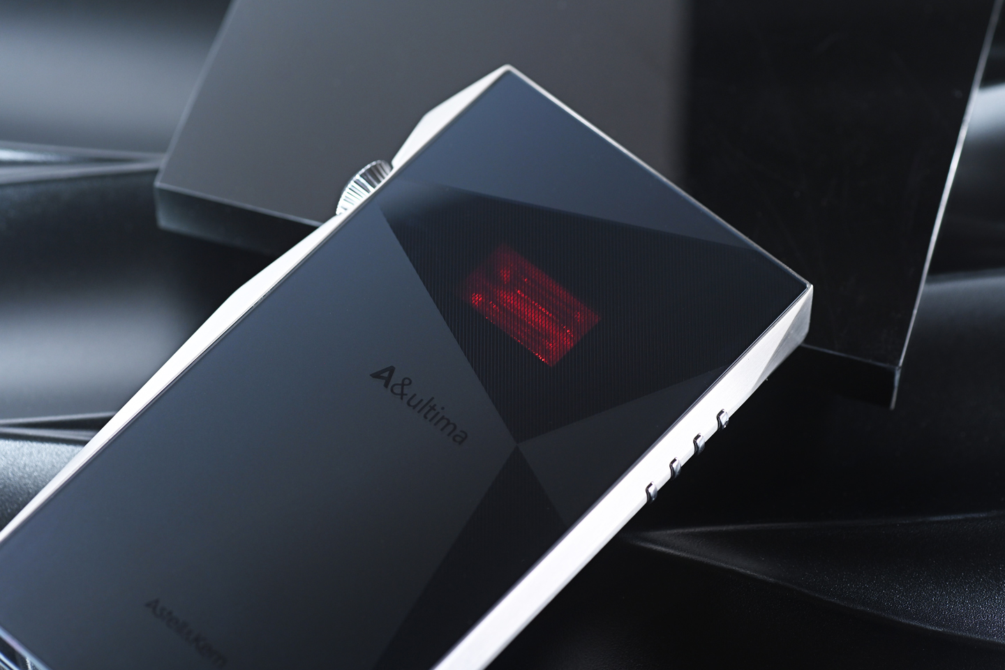 Astell&Kern 於高階 DAP 市場一路都行得幾前，當其他品牌還在鬥規格、鬥數字、鬥參數，他們往往將焦點放在更難量化、亦更考驗調音功力的聲音味道上，A&ultima SP4000T 就在這個情況之下登場。不是單純由 SP3000T 小修小補升級，而是將真空管、數碼播放、串流支援，以及更高密度的電路架構，一齊重新執過。
早在 SP3000T 時代，品牌已經首次把 Raytheon JAN6418 軍規真空管帶進旗艦系列，成功吸引不少喜歡模擬味道的發燒友。而來到最新 A&ultima SP4000T，研發方向並非簡單提升硬件配置，而是針對整套真空管放大架構重新設計，由雙真空管升級至四真空管差動架構，配合新一代 Hybrid 放大模式、更完善的減震技術，以及源自 SP4000 的高驅動放大電路，希望令數碼播放器同時擁有高解析與濃厚音樂感。