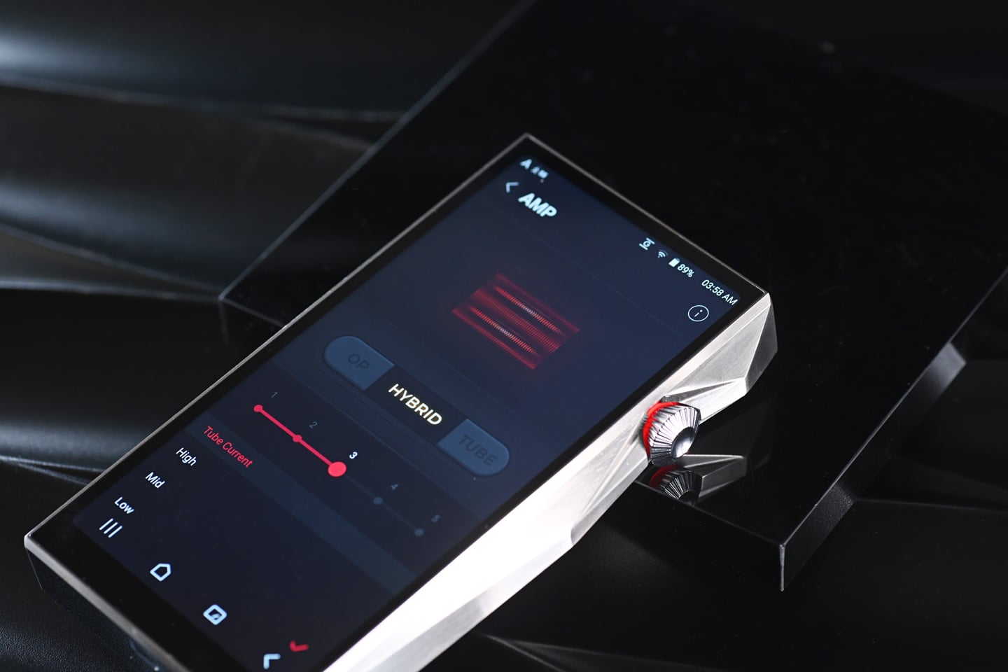 Astell&Kern 於高階 DAP 市場一路都行得幾前，當其他品牌還在鬥規格、鬥數字、鬥參數，他們往往將焦點放在更難量化、亦更考驗調音功力的聲音味道上，A&ultima SP4000T 就在這個情況之下登場。不是單純由 SP3000T 小修小補升級，而是將真空管、數碼播放、串流支援，以及更高密度的電路架構，一齊重新執過。
早在 SP3000T 時代，品牌已經首次把 Raytheon JAN6418 軍規真空管帶進旗艦系列，成功吸引不少喜歡模擬味道的發燒友。而來到最新 A&ultima SP4000T，研發方向並非簡單提升硬件配置，而是針對整套真空管放大架構重新設計，由雙真空管升級至四真空管差動架構，配合新一代 Hybrid 放大模式、更完善的減震技術，以及源自 SP4000 的高驅動放大電路，希望令數碼播放器同時擁有高解析與濃厚音樂感。