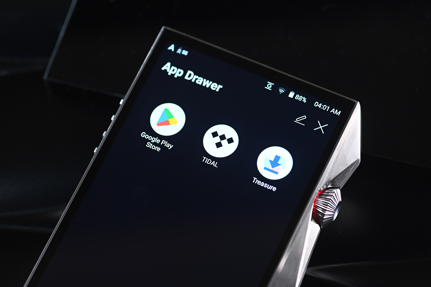 Astell&Kern 於高階 DAP 市場一路都行得幾前，當其他品牌還在鬥規格、鬥數字、鬥參數，他們往往將焦點放在更難量化、亦更考驗調音功力的聲音味道上，A&ultima SP4000T 就在這個情況之下登場。不是單純由 SP3000T 小修小補升級，而是將真空管、數碼播放、串流支援，以及更高密度的電路架構，一齊重新執過。
早在 SP3000T 時代，品牌已經首次把 Raytheon JAN6418 軍規真空管帶進旗艦系列，成功吸引不少喜歡模擬味道的發燒友。而來到最新 A&ultima SP4000T，研發方向並非簡單提升硬件配置，而是針對整套真空管放大架構重新設計，由雙真空管升級至四真空管差動架構，配合新一代 Hybrid 放大模式、更完善的減震技術，以及源自 SP4000 的高驅動放大電路，希望令數碼播放器同時擁有高解析與濃厚音樂感。