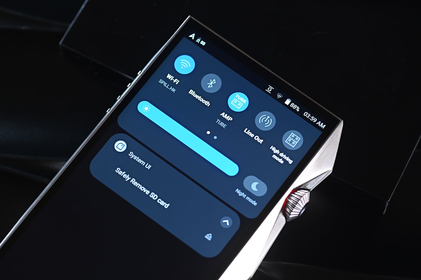 Astell&Kern 於高階 DAP 市場一路都行得幾前，當其他品牌還在鬥規格、鬥數字、鬥參數，他們往往將焦點放在更難量化、亦更考驗調音功力的聲音味道上，A&ultima SP4000T 就在這個情況之下登場。不是單純由 SP3000T 小修小補升級，而是將真空管、數碼播放、串流支援，以及更高密度的電路架構，一齊重新執過。
早在 SP3000T 時代，品牌已經首次把 Raytheon JAN6418 軍規真空管帶進旗艦系列，成功吸引不少喜歡模擬味道的發燒友。而來到最新 A&ultima SP4000T，研發方向並非簡單提升硬件配置，而是針對整套真空管放大架構重新設計，由雙真空管升級至四真空管差動架構，配合新一代 Hybrid 放大模式、更完善的減震技術，以及源自 SP4000 的高驅動放大電路，希望令數碼播放器同時擁有高解析與濃厚音樂感。